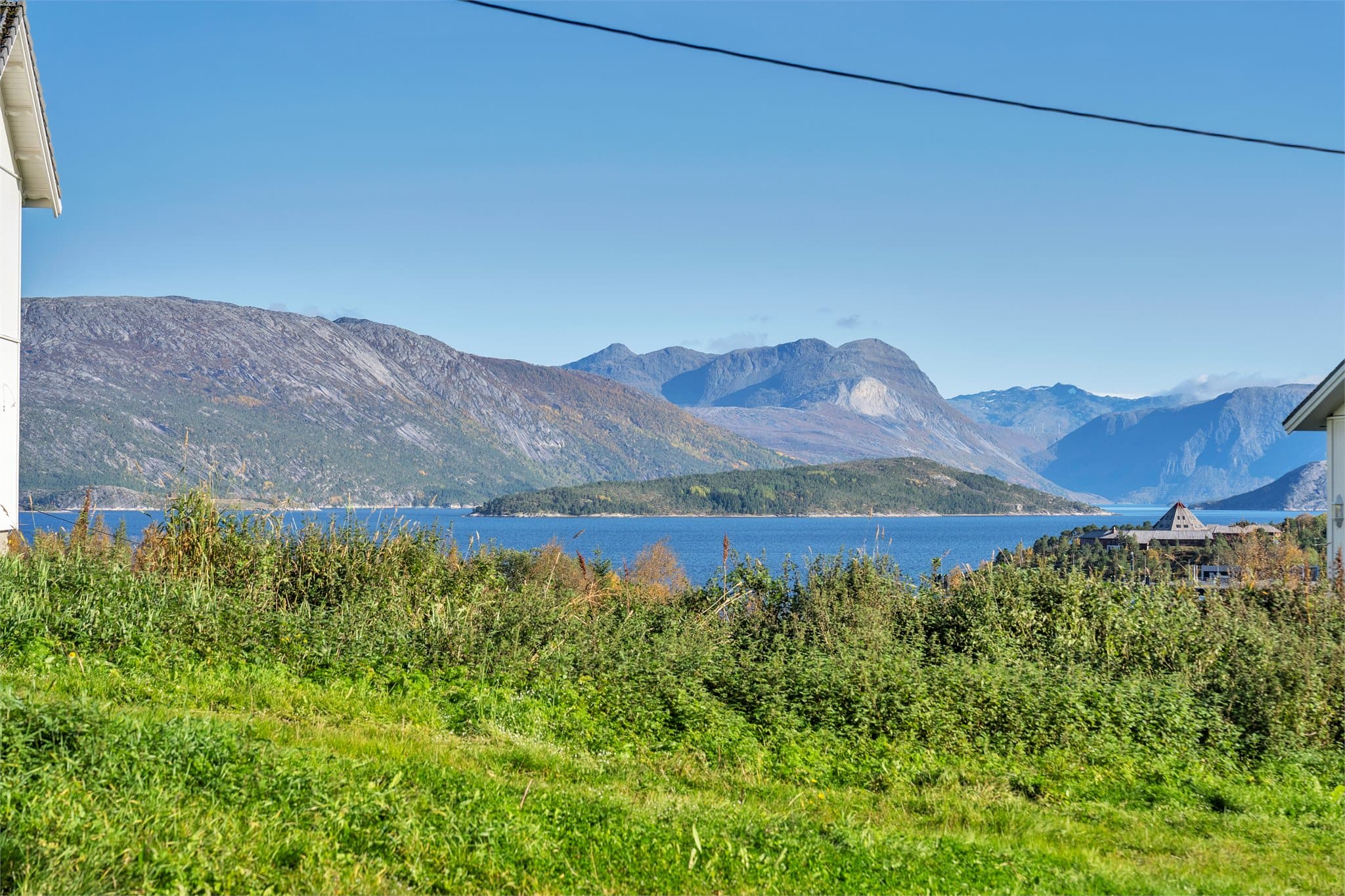 Tysfjorden med de karakteristiske fjellene og Árran i bakgrunnen.