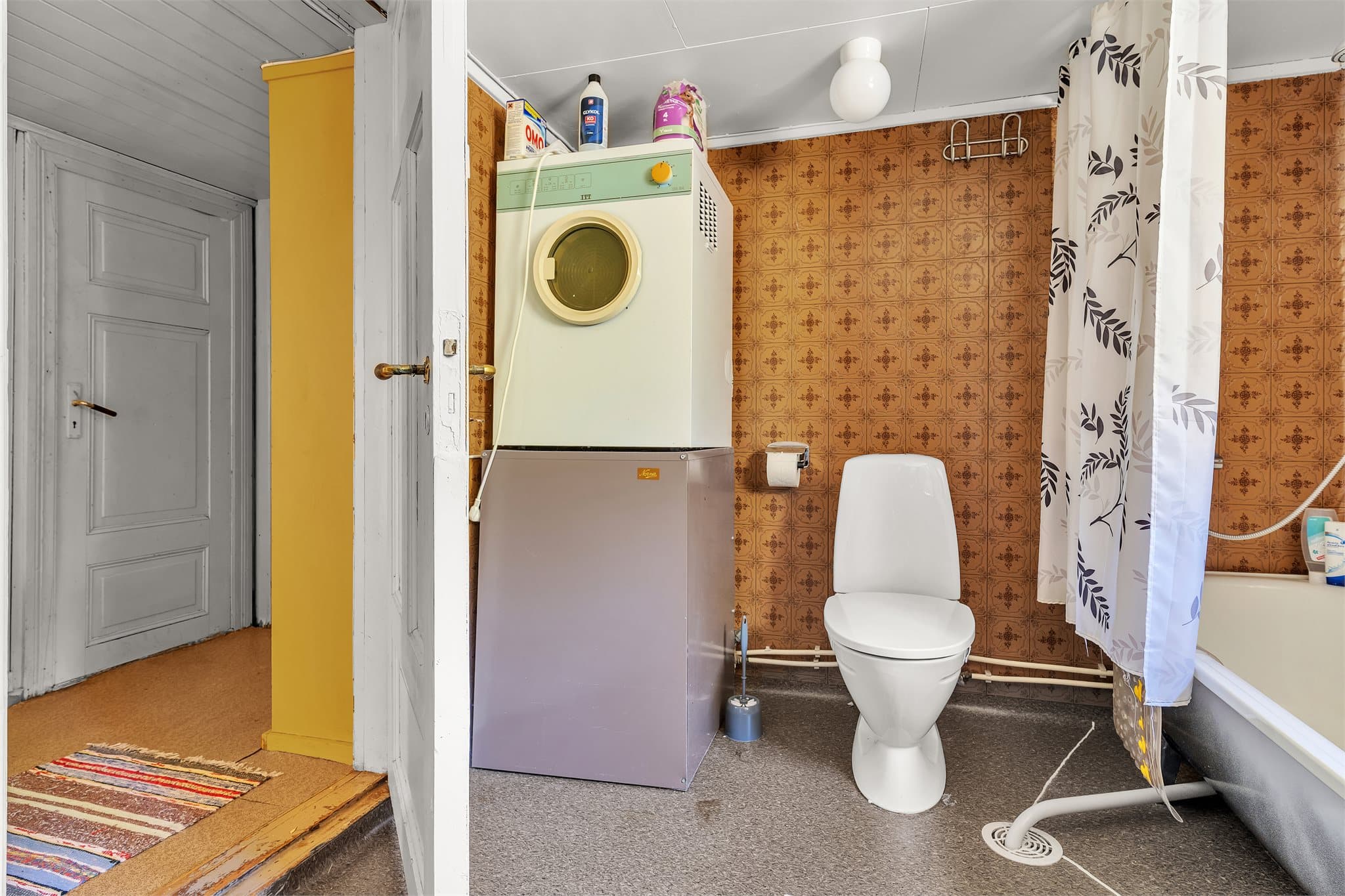 Badet i andre etasje har våtromsbelegg med oppbrett på gulvet, toalett og badekar.