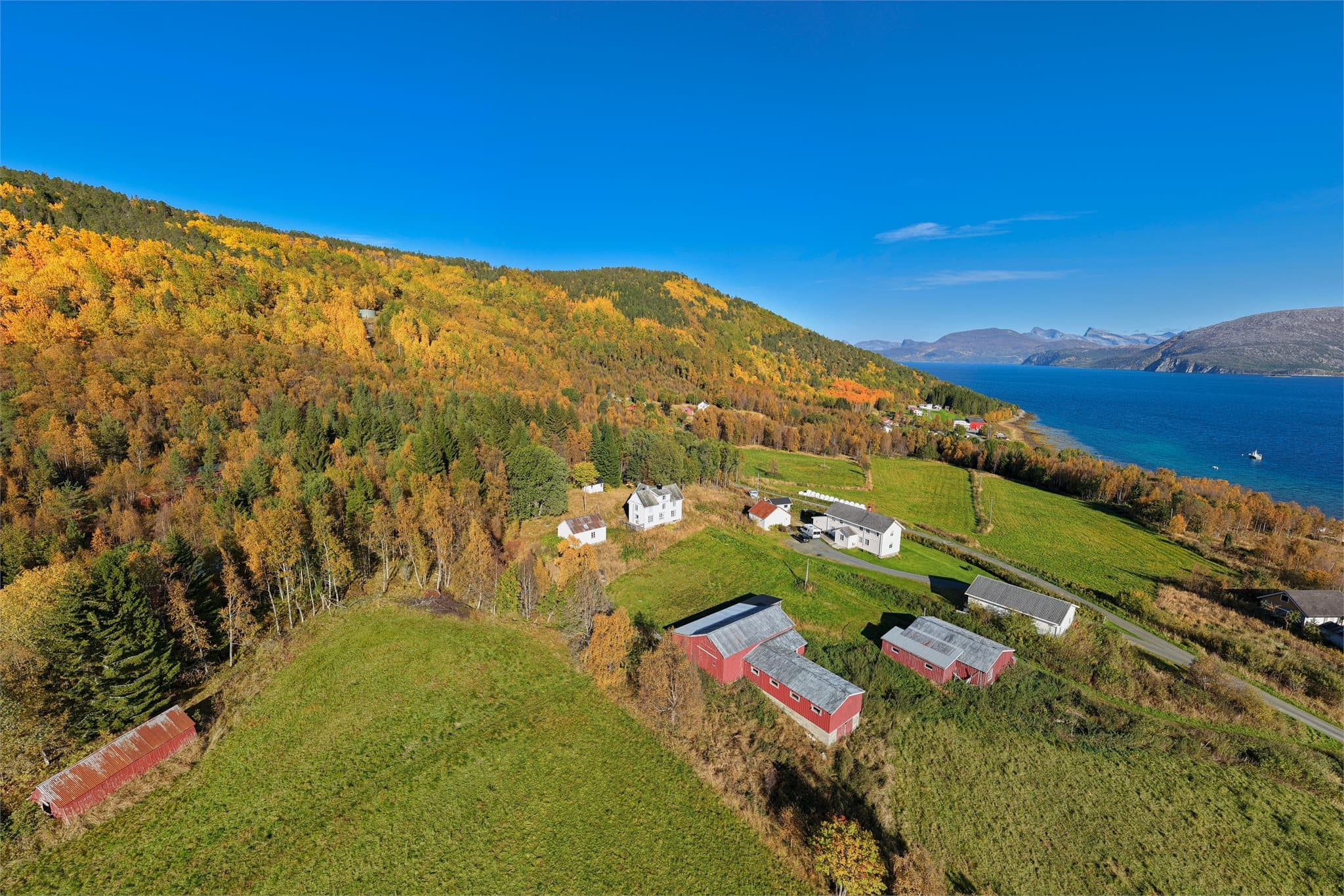 Fra eiendommen er det kort vei til Tysfjorden og turterrenget i området.