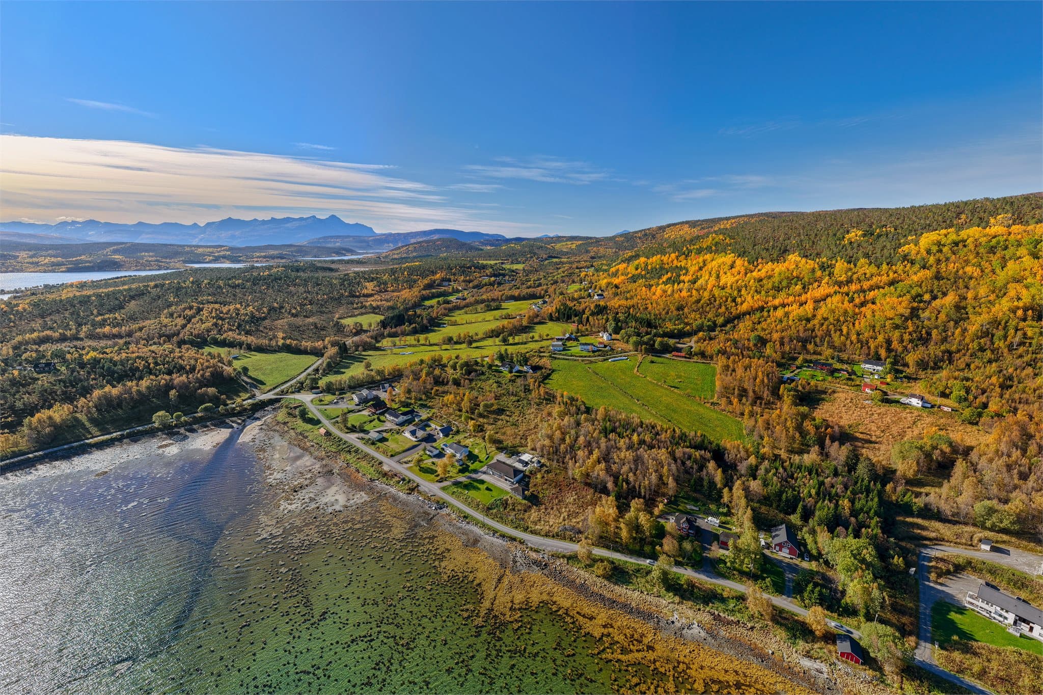 Kystlinjen ved Drag med turveier og adkomst mot sjøen.