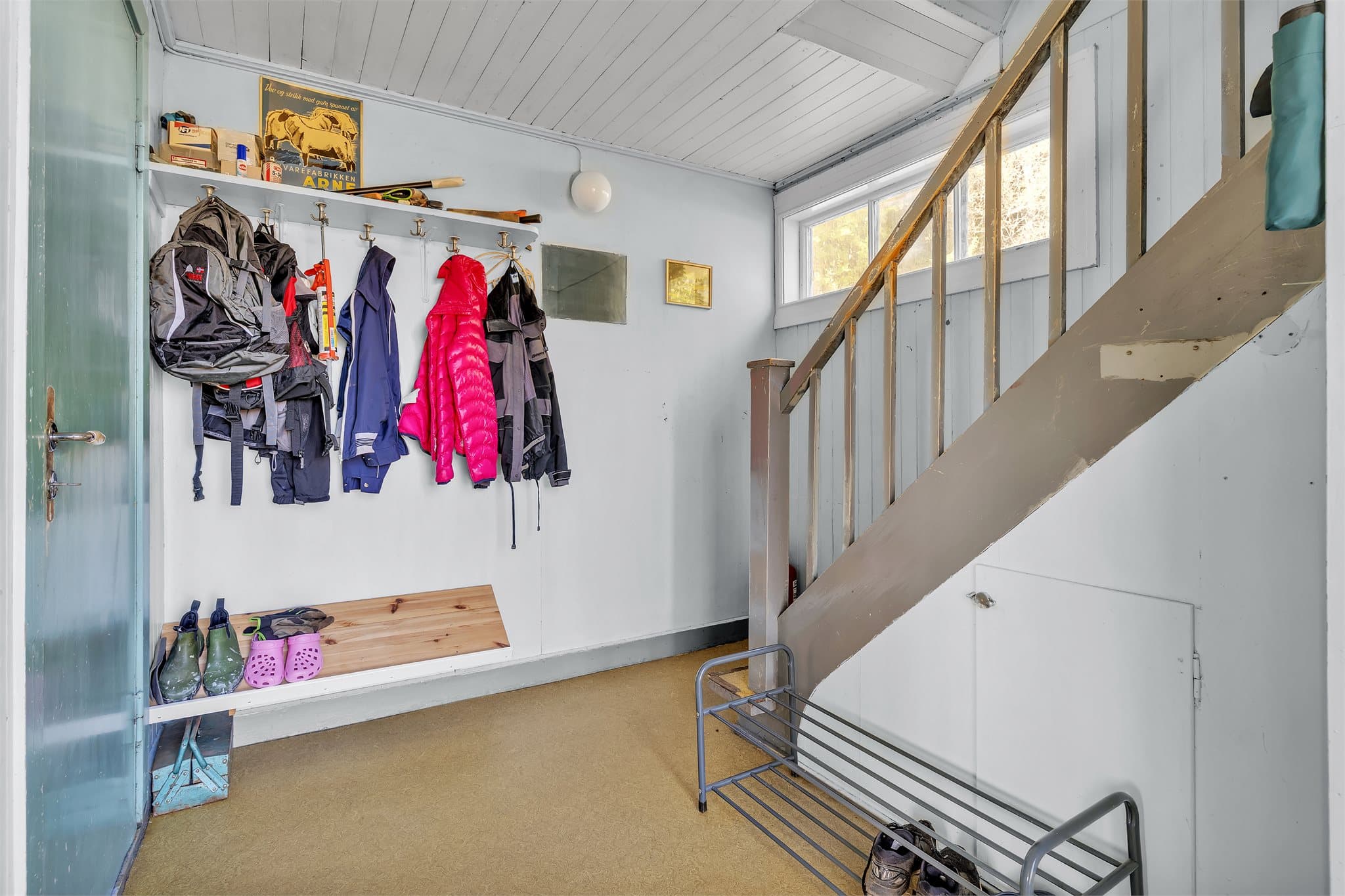 Entréen har trapp til loftsetasjen og plass til oppheng av yttertøy.