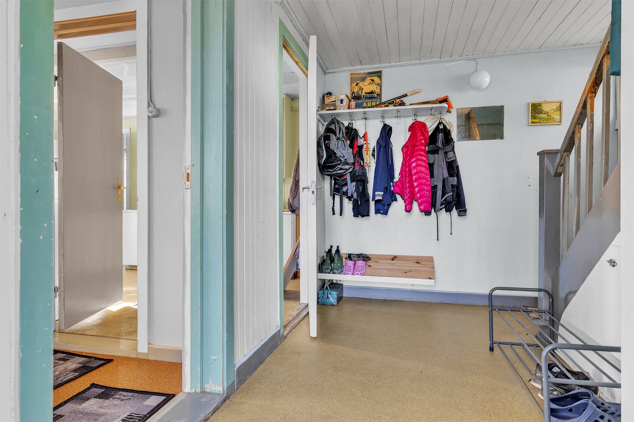 Fra inngangspartiet er det direkte adkomst videre inn til kjøkkenet og stuen.
