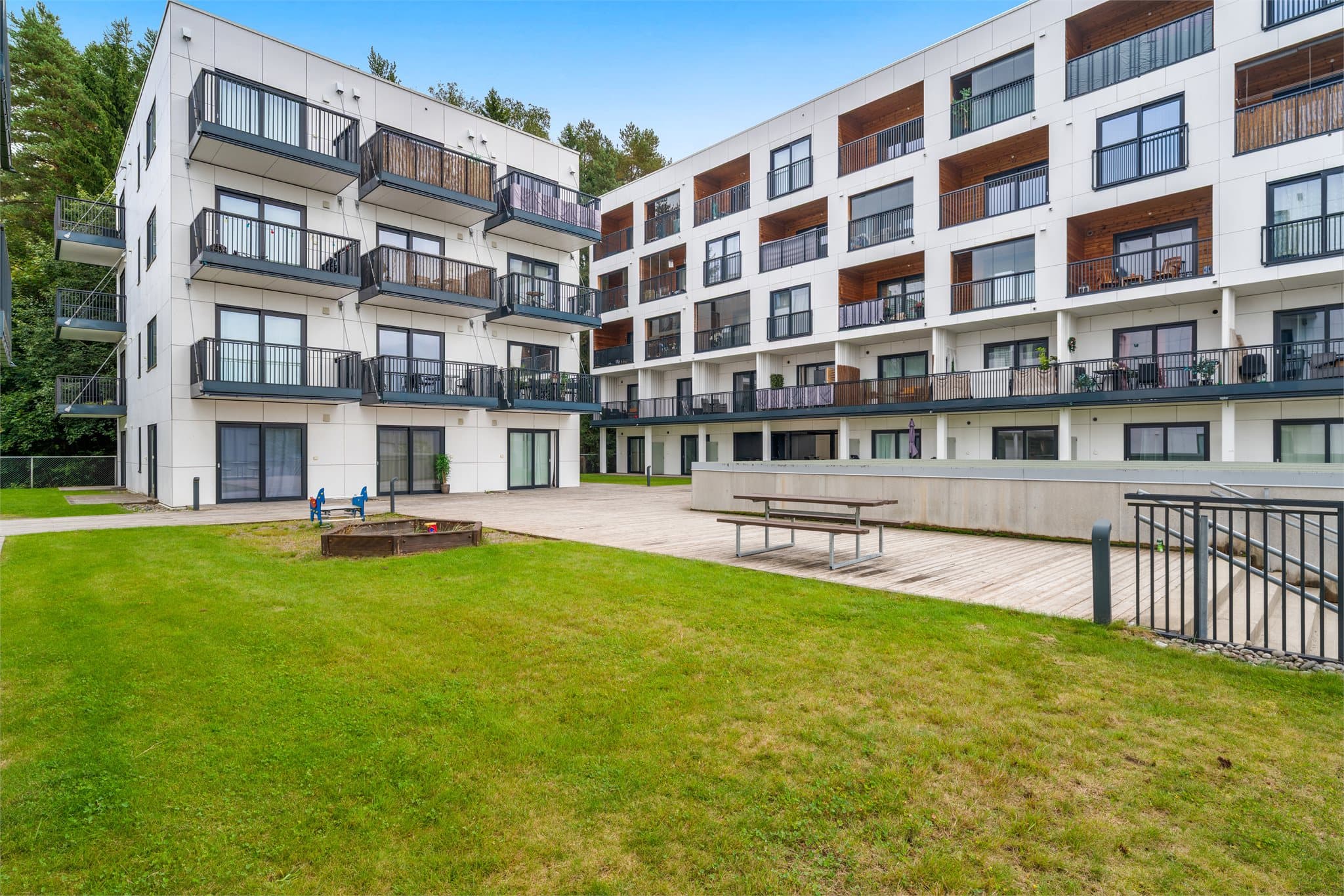 Her bor man sentralt på Jessheim, med kort vei til alt byen har å tilby! Det medfølger én garasjeplass i lukket anlegg.