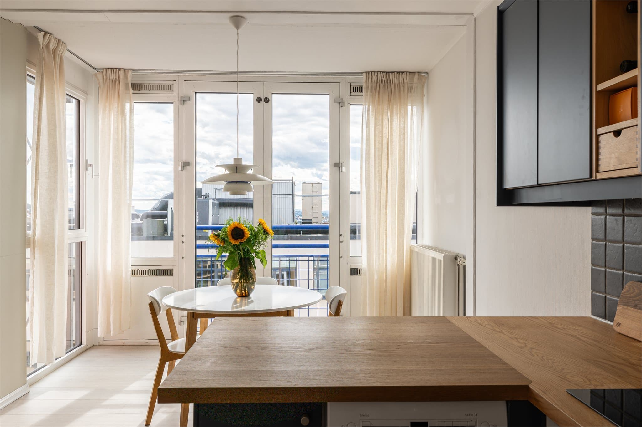 Fra stuen er det direkte adkomst til "vinterhager" med fransk balkong. Dette er sørvestvendt – perfekt for å slippe inn litt ekstra lys og nyte solen.