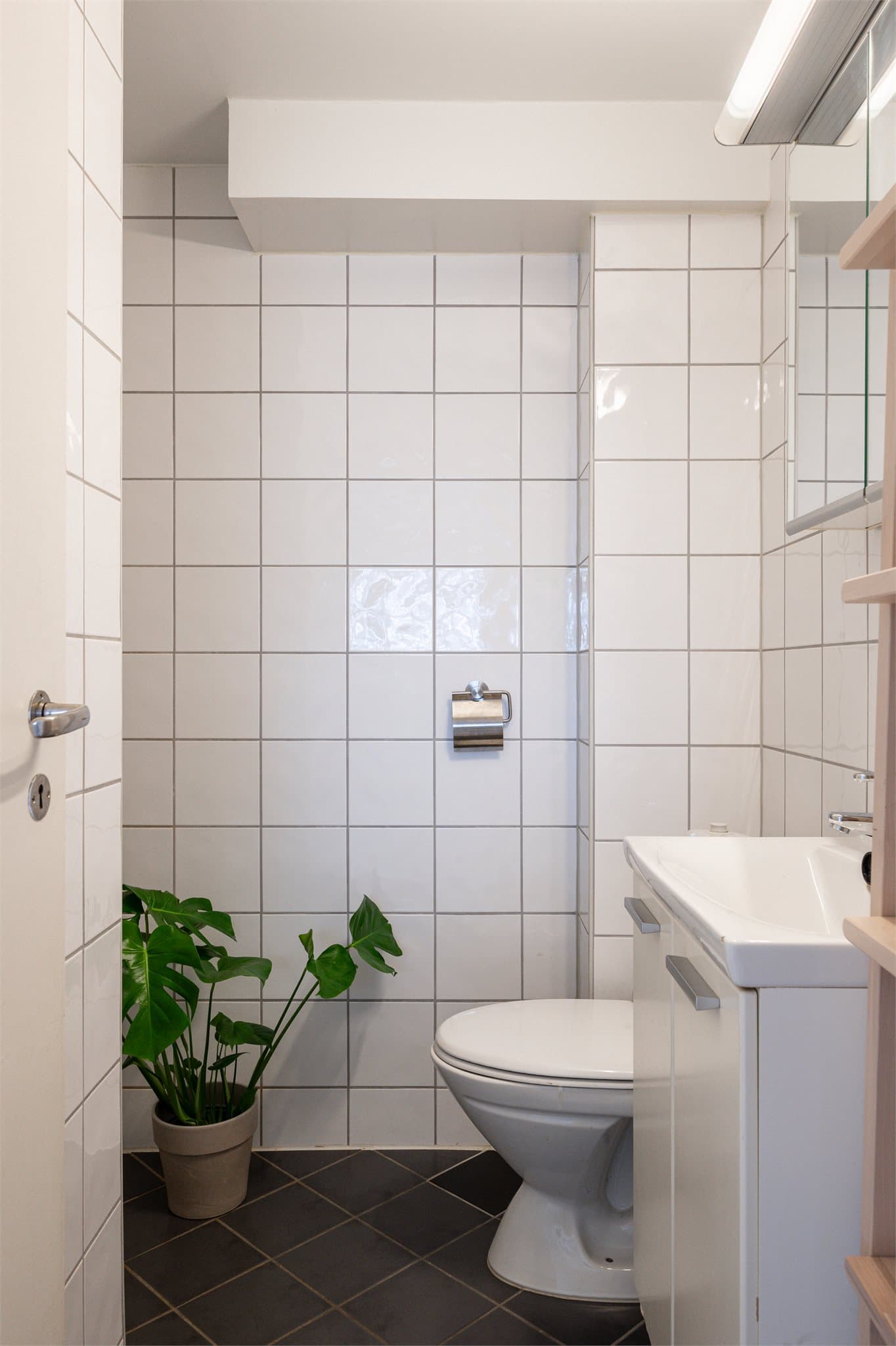 Badet er innredet med servantinnredning, speilskap, frittstående toalett og dusj. Det er også plass og avløp for mindre vaskemaskin om ønskelig.