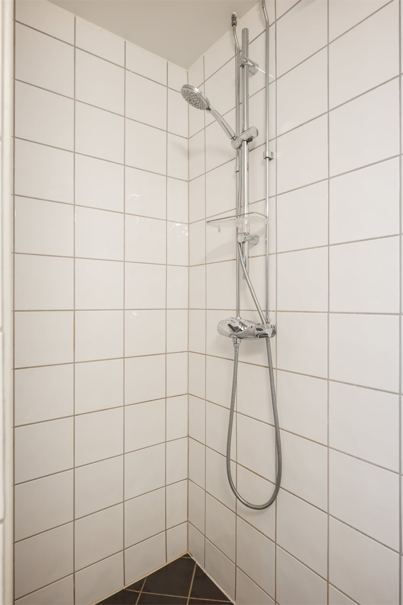 Det er fellesvaskeri for de som ønsker å benytte dette. Badet ble ifølge tidligere prospekt pusset opp i regi av borettslaget.