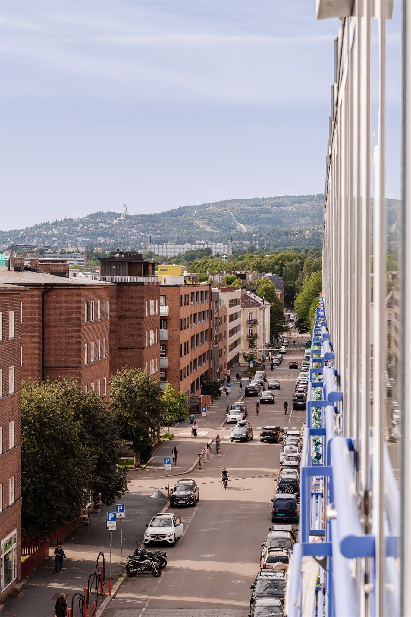 Fra den franske balkongen får du et hyggelig utsyn mot bylivet utenfor, samtidig som du kan nyte flott utsyn mot Holmenkollen. En fin kombinasjon av urban beliggenhet og grønne omgivelser.