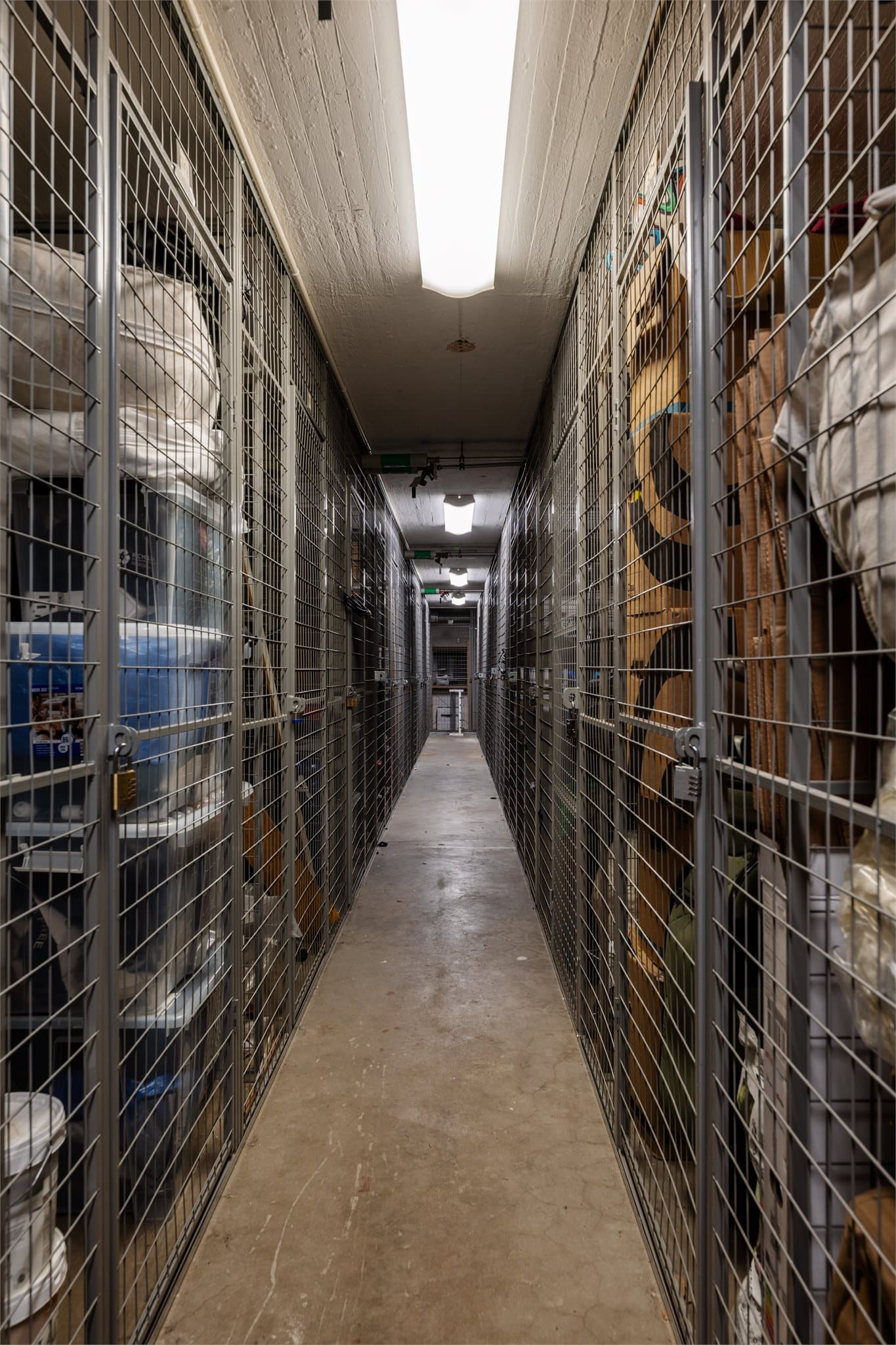 Leiligheten disponerer en praktisk bod på 3 m² i kjelleren, som gir ekstra og verdifull oppbevaringsplass. Bodplassen er perfekt for oppbevaring av sesongutstyr, kofferter og annet man ønsker å rydde unna i hverdagen.