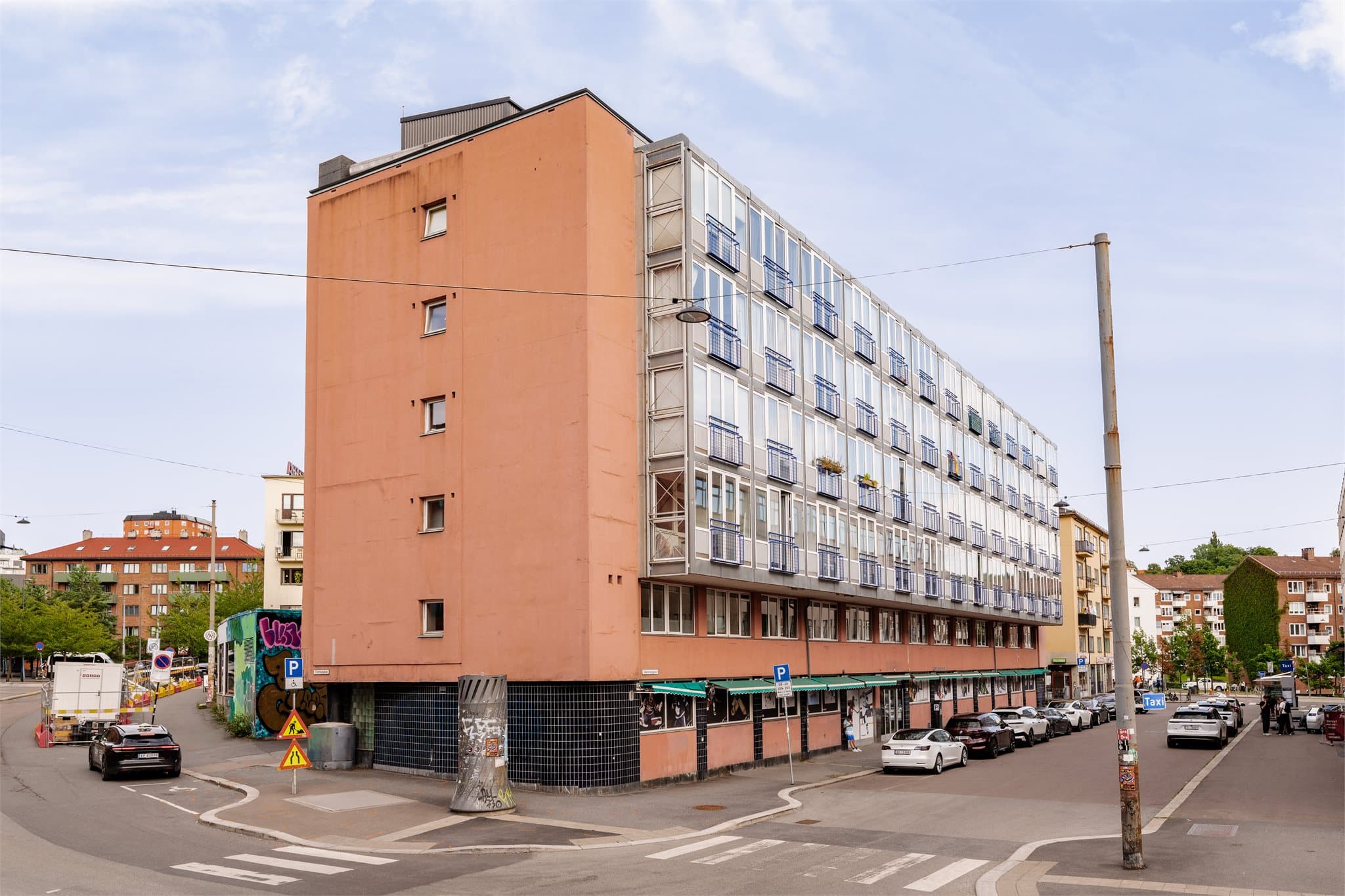Med en attraktiv beliggenhet på Rodeløkka, bor du i et område som kombinerer roen fra et etablert nabolag med umiddelbar nærhet til byens puls. Herfra er alt lagt til rette for en enkel og aktiv hverdag, hvor du har kort gangavstand til alt du trenger.