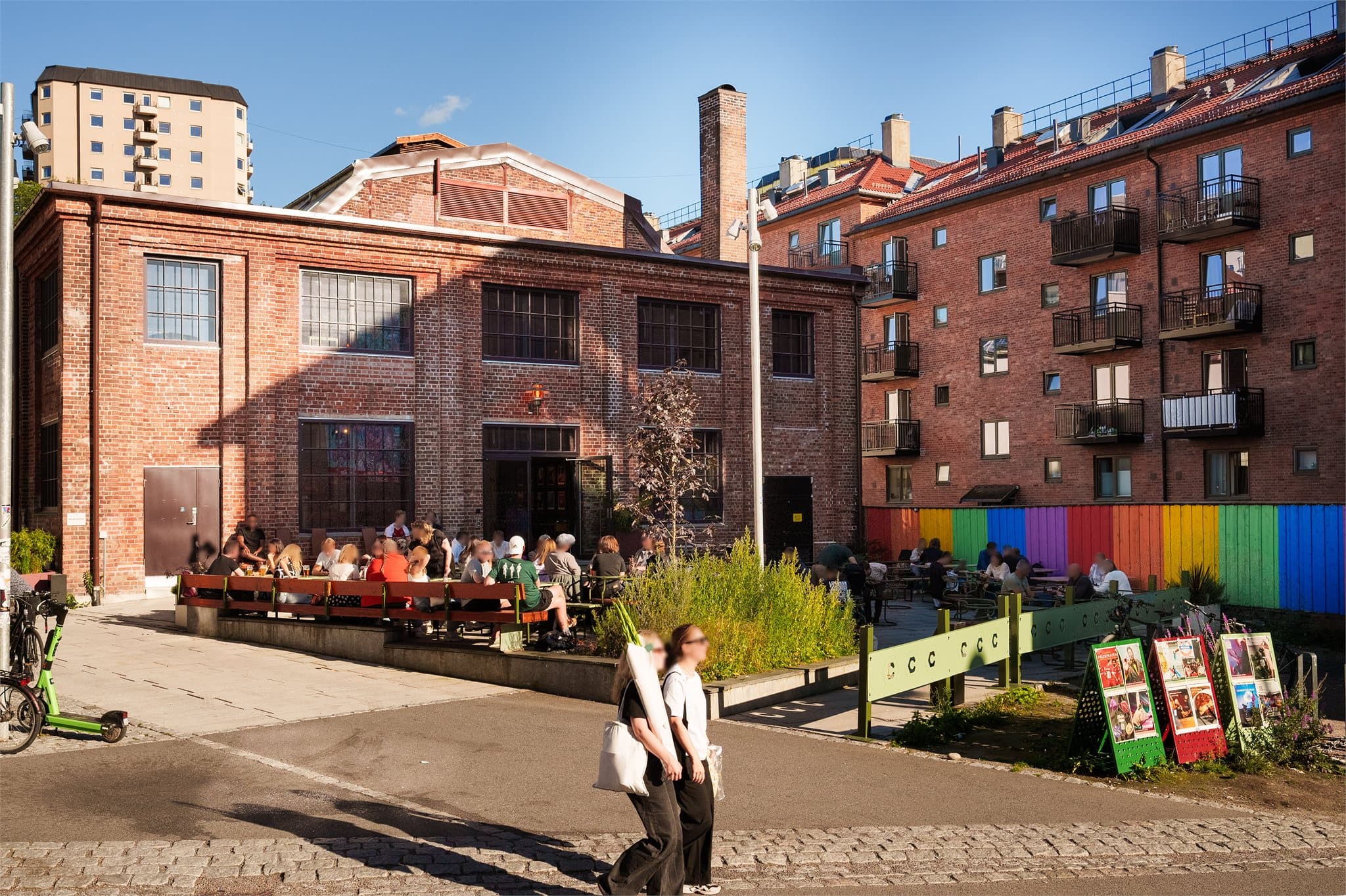 Carls ligger like i nærheten og byr på et hyggelig miljø med gode tilbud innen mat, shopping og service. Et perfekt sted å stikke innom for en kaffe, handle litt eller nyte bylivet.
