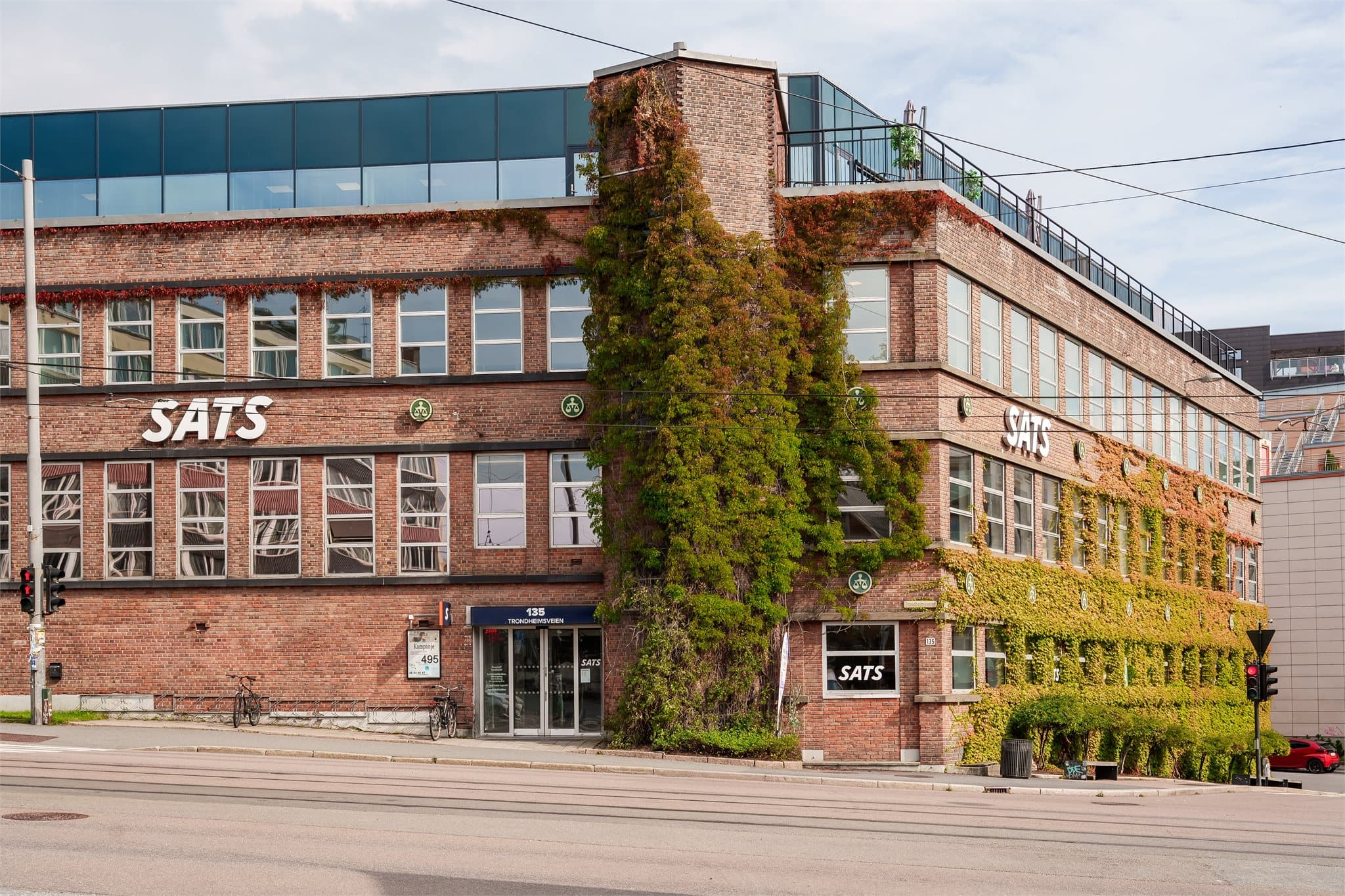 SATS ligger like i nærheten, perfekt for deg som ønsker en aktiv hverdag med trening lett tilgjengelig. Her er det enkelt å få inn en treningsøkt før eller etter jobb, uten å måtte bruke mye tid på reise.
