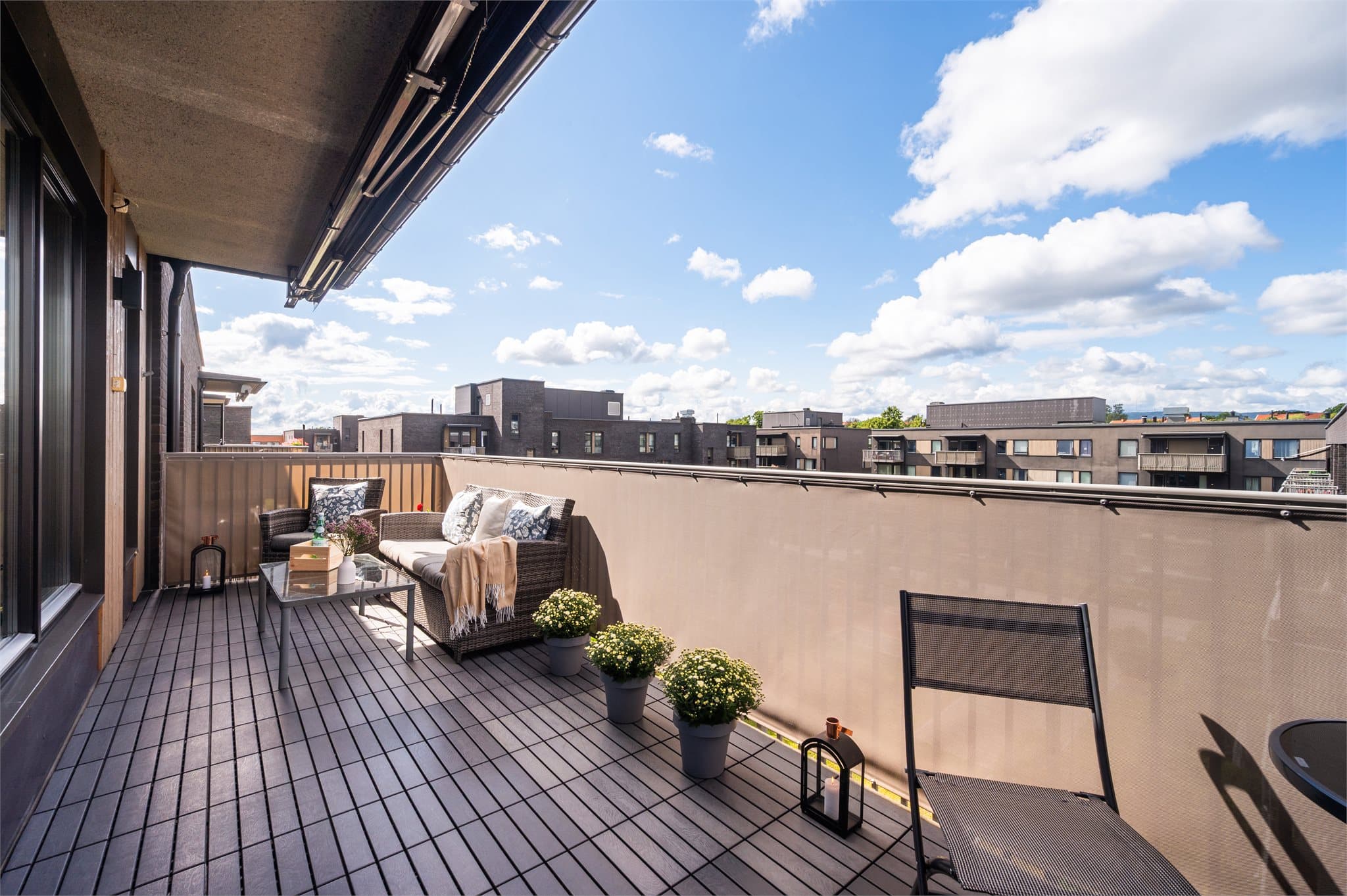 Fra stuen har du utgang til en nordvestvendt balkong på hele 15 kvm!