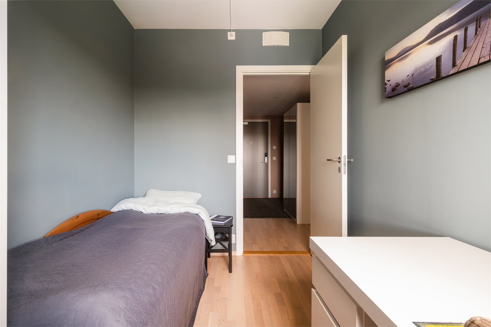 Her har du plass til seng, garderobeskap og annet ønsket møblement.