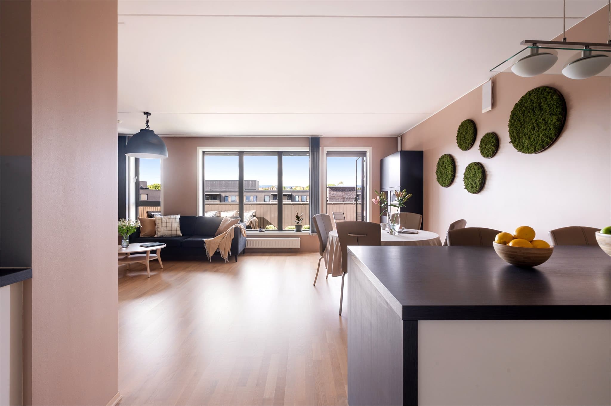 Pen stue med bra takhøyde og godt lysinnslipp.