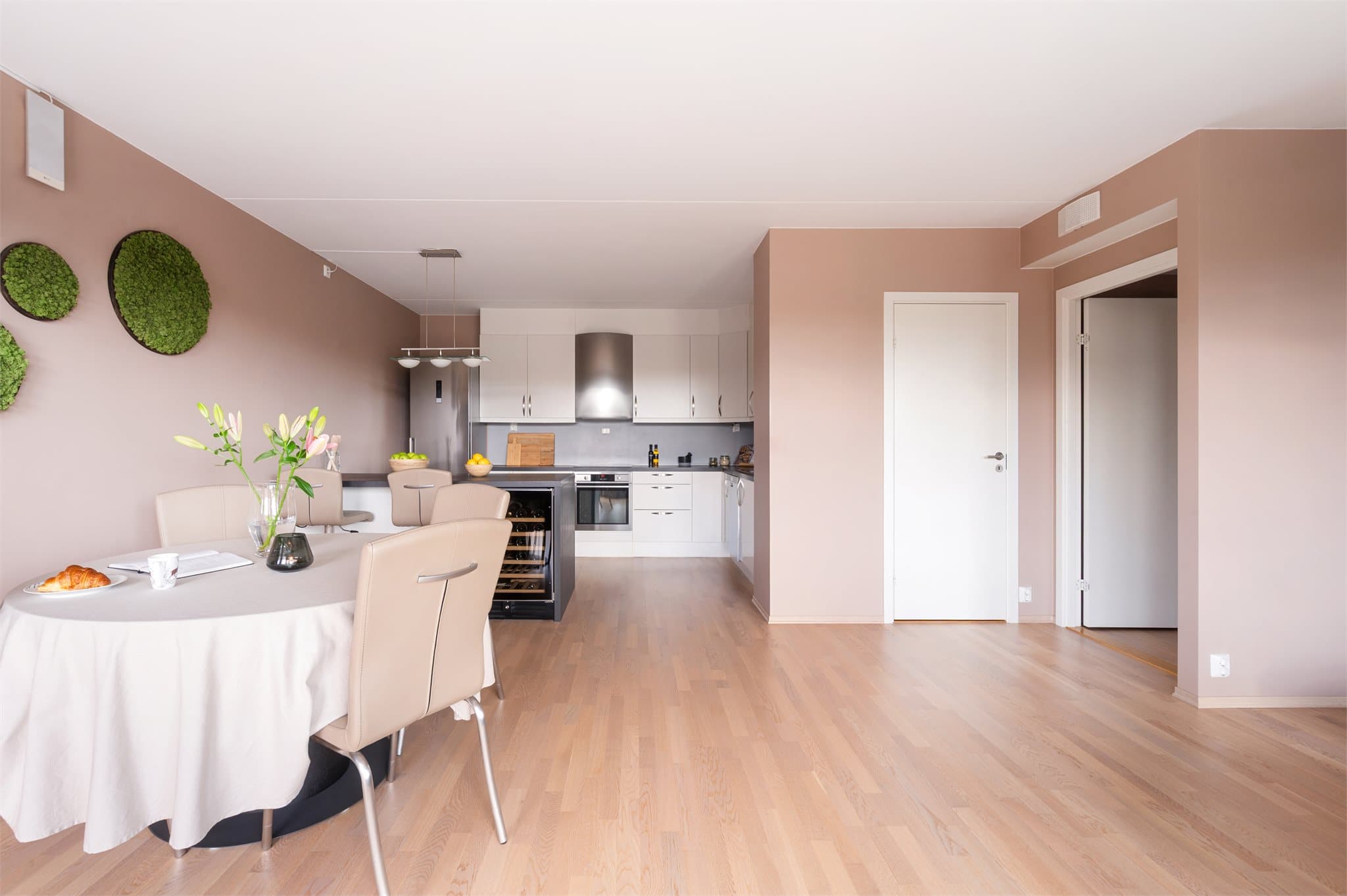 Leiligheten ligger i et sentralt og meget attraktivt boligområde.