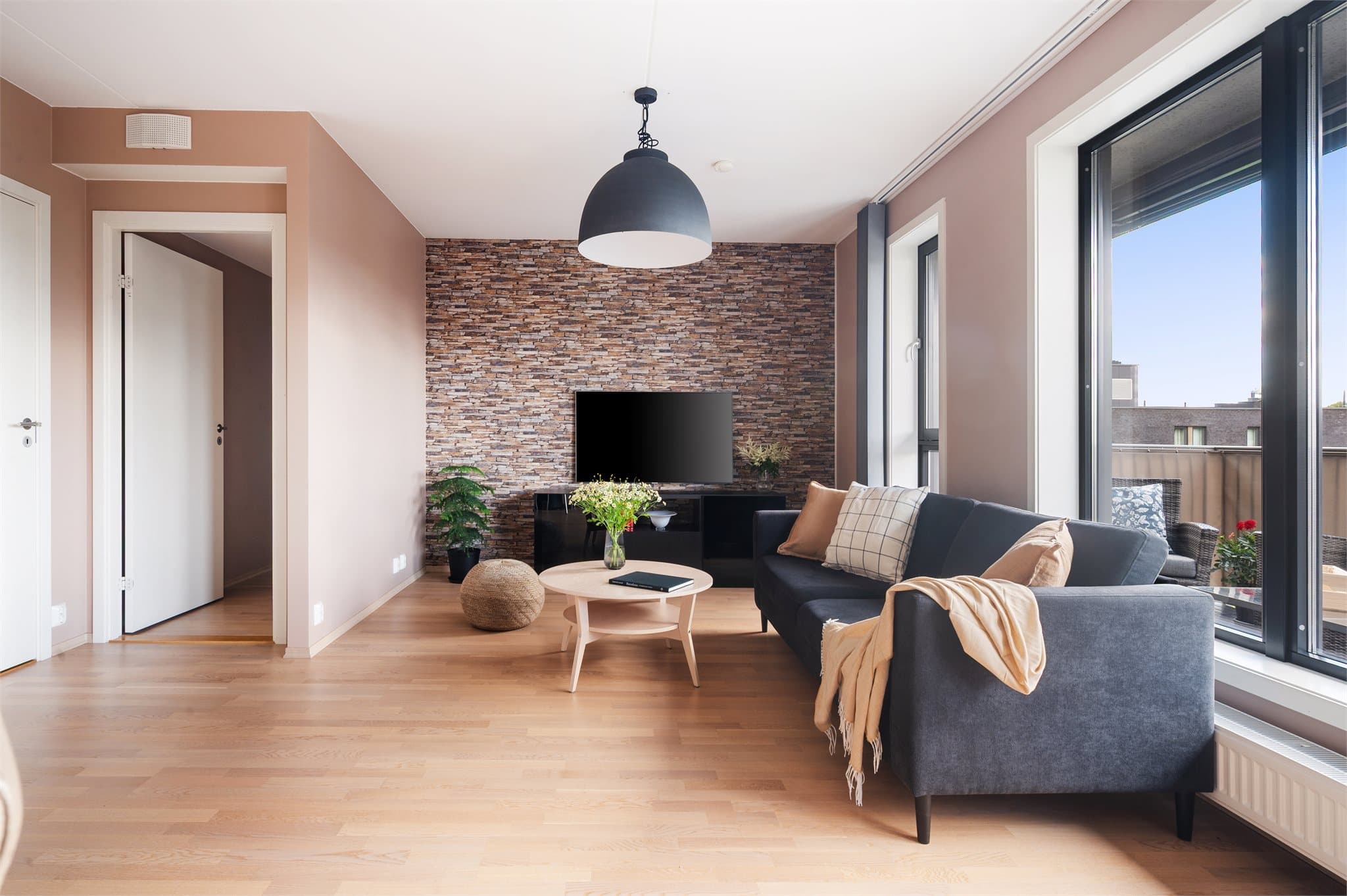 Stuen har god plass til sofaløsning med tilhørende møblement.