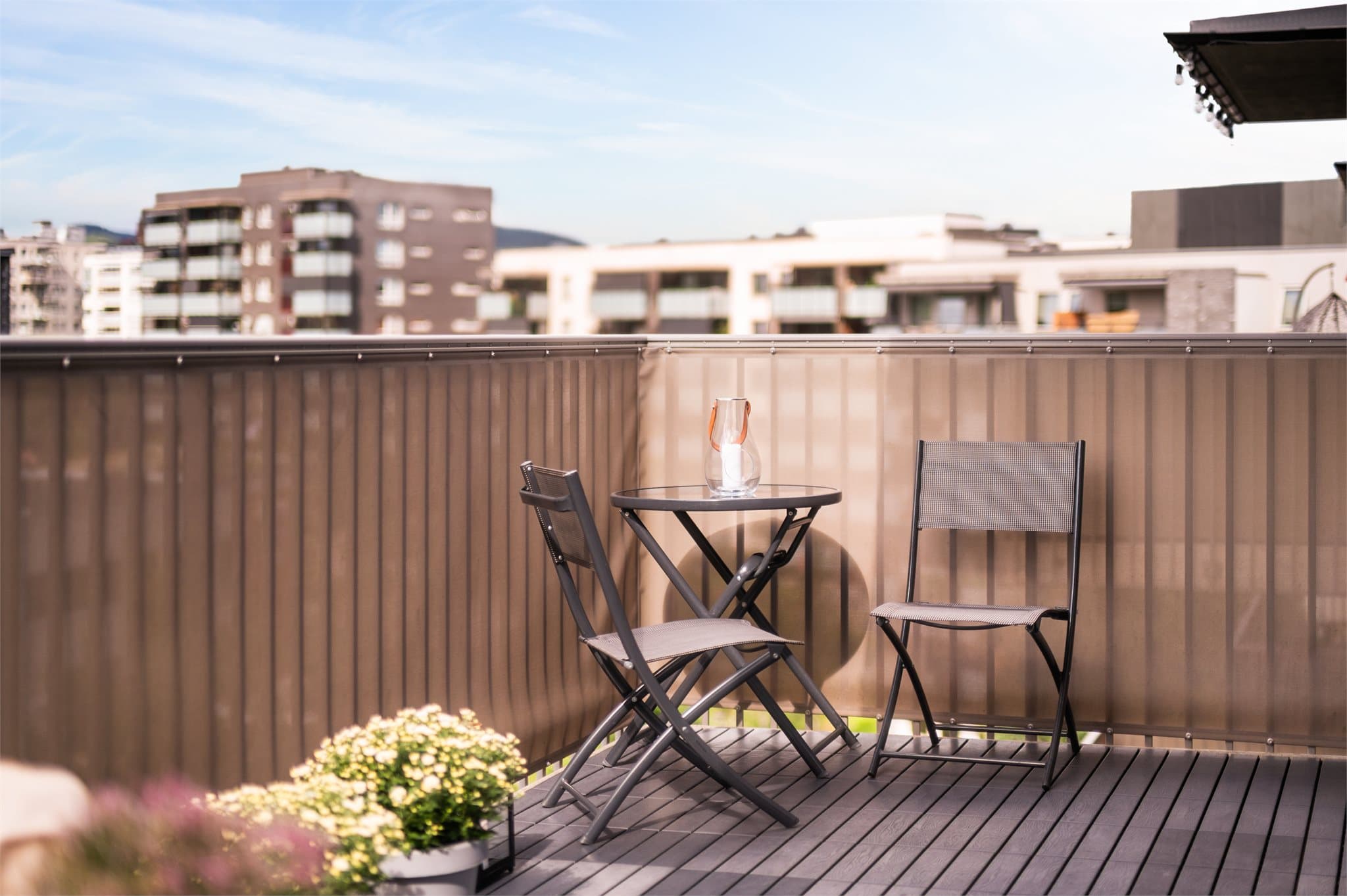 Her har du god plass til sittegruppe, grill og annet ønsket møblement.