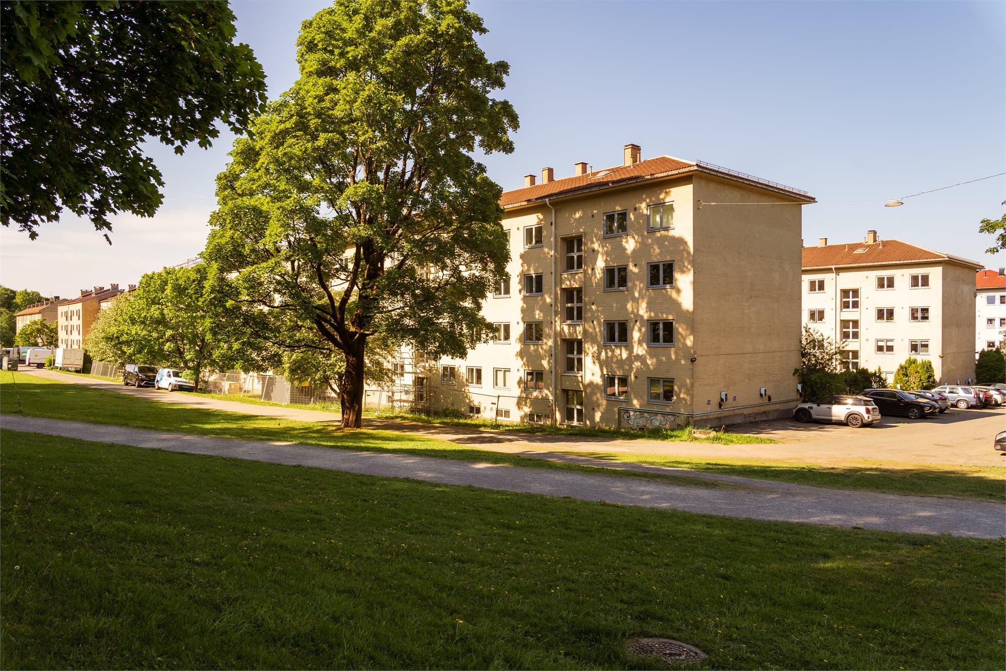 Boligen har en fantastisk beliggenhet i øverste rekke helt inntil parken, så her har du privatliv til tross for at du bor så sentralt.