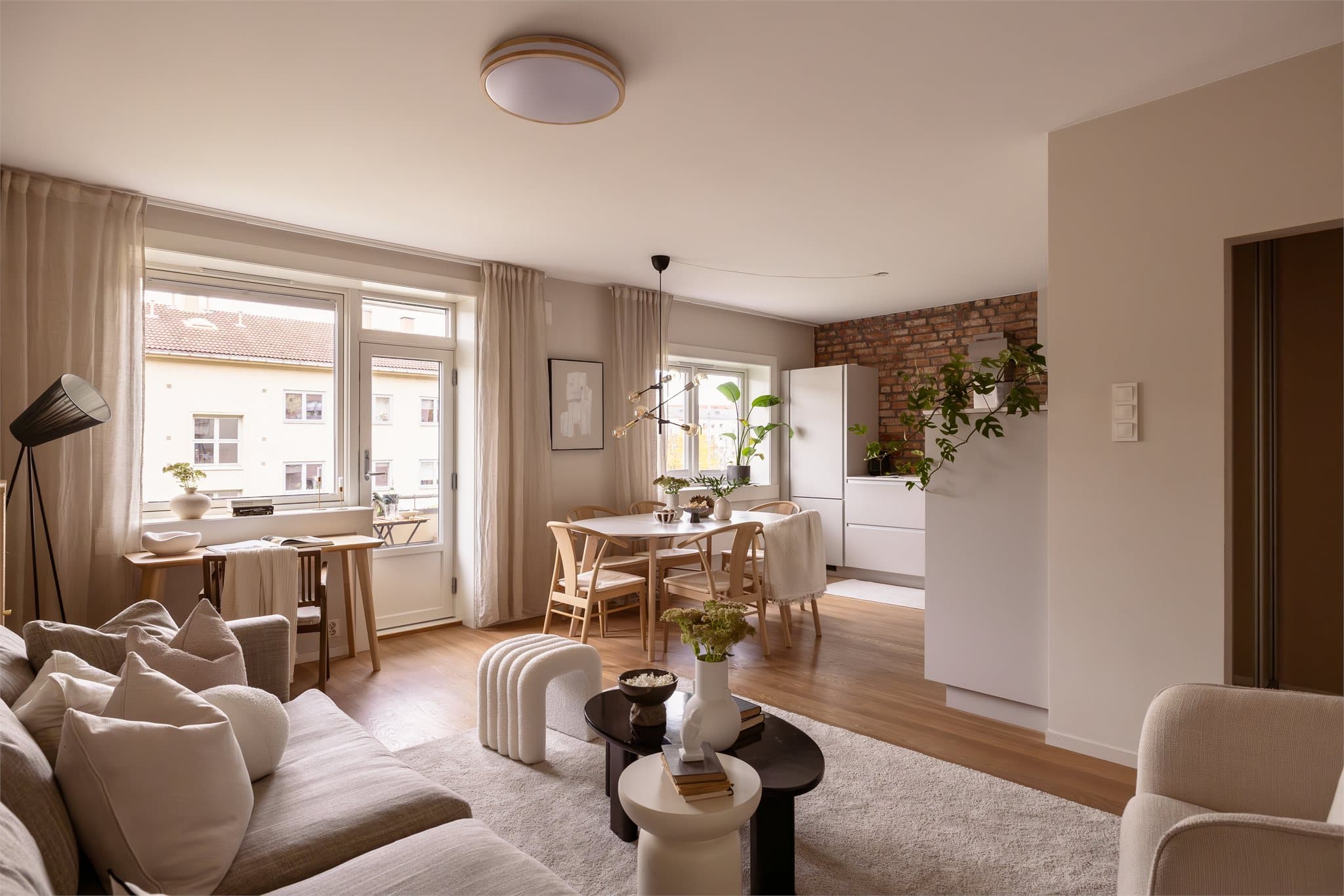 Dette er en rålekker og stilfull 3-roms med vestvendt balkong og fantastisk beliggenhet helt inntil Ola Narr/Tøyenparken!