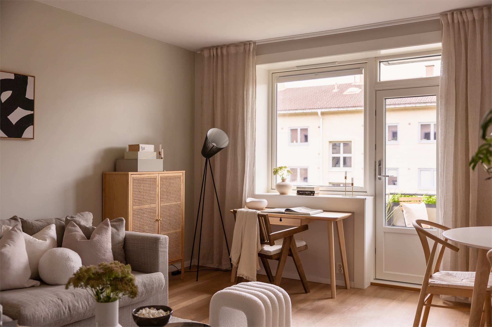 Ved vinduet er det en fin plass for en liten arbeids- eller lesekrok.