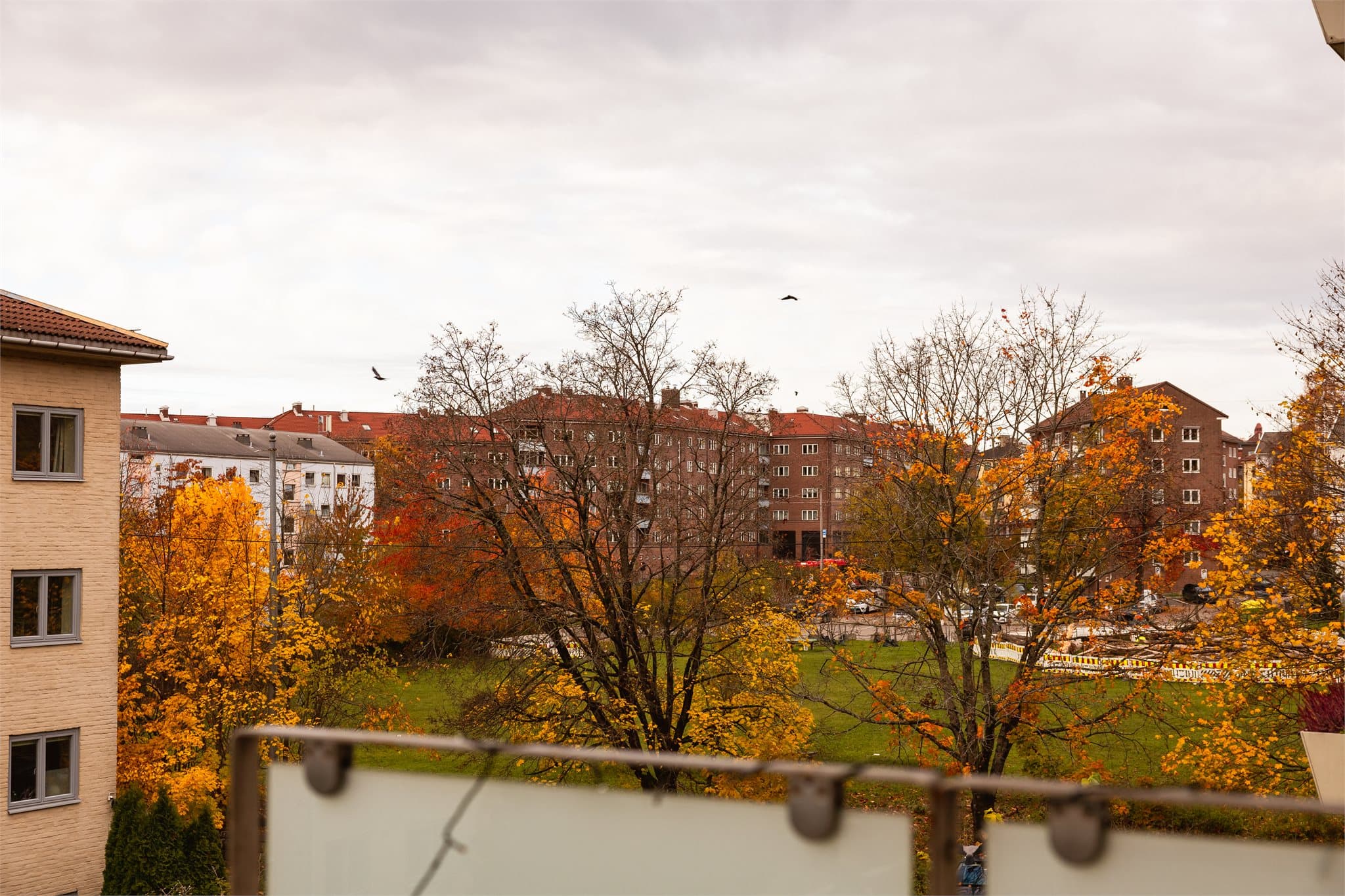 Boligen ligger sentralt, men omkranset av grøntområder så her får du virkelig i pose og sekk.