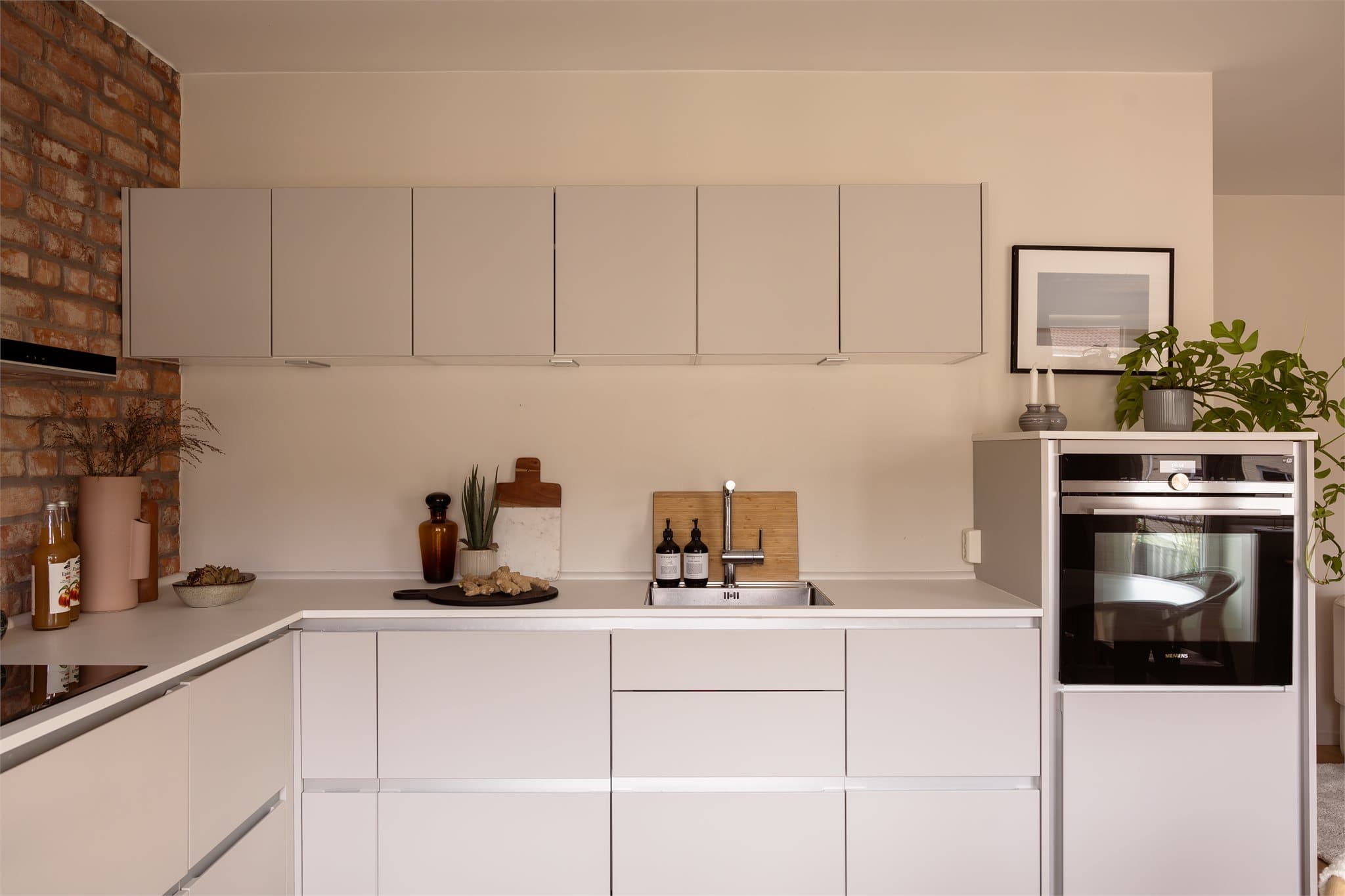 God skap- og benkeplass som gjør matlagingen enkel!