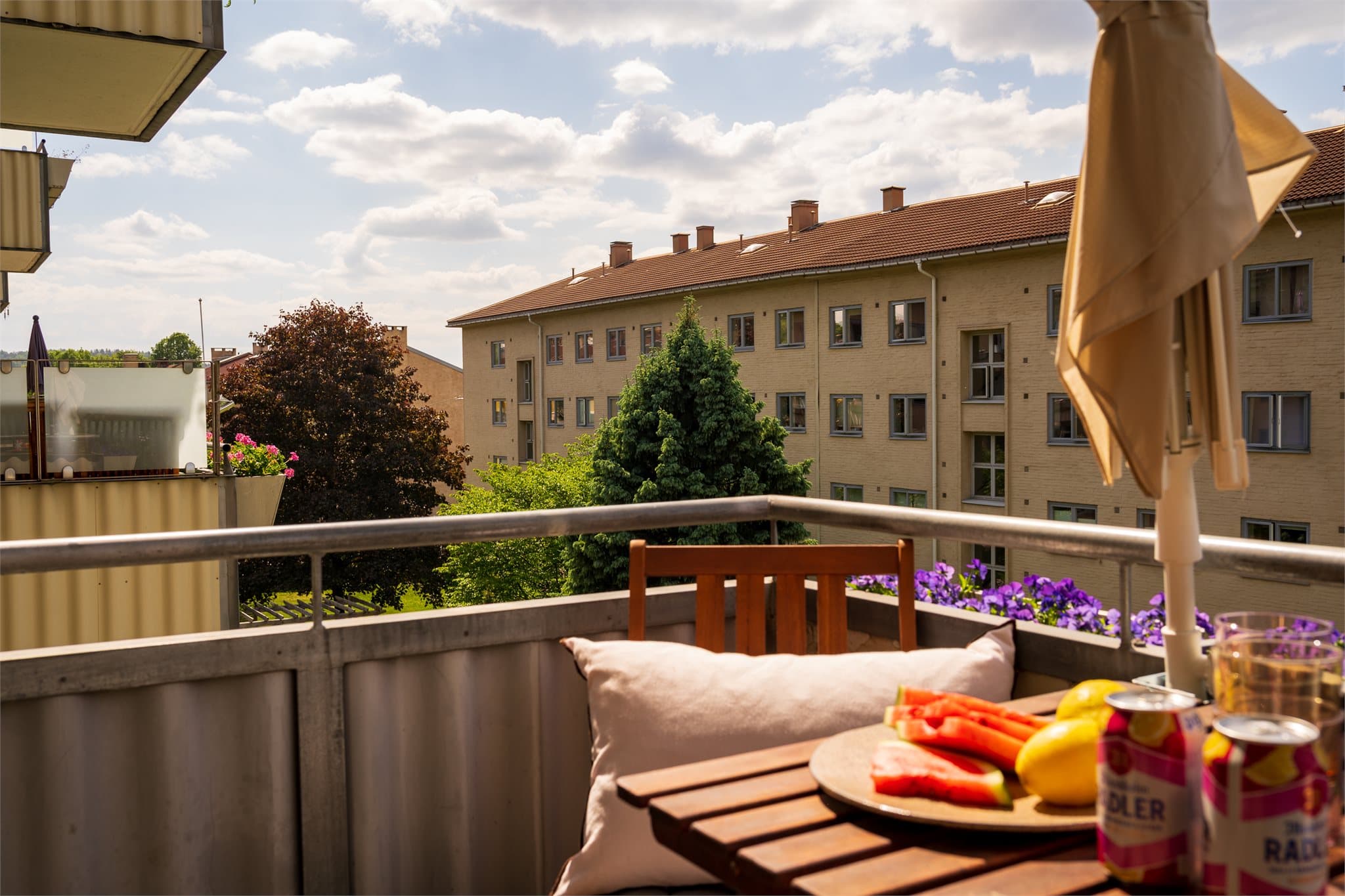 En hyggelig balkong med gode solforhold og fin utsikt.