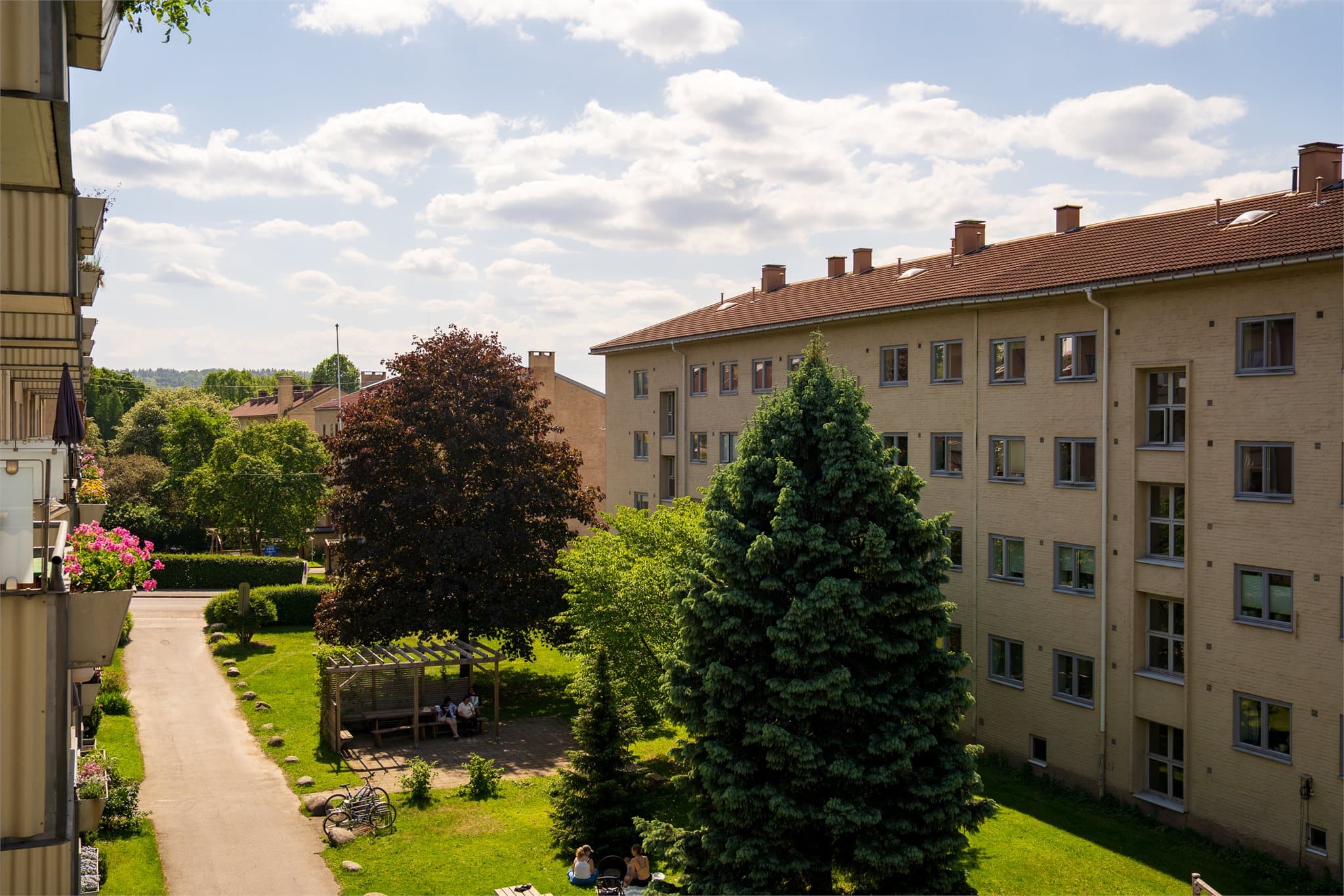 Rett nedenfor balkongen finner du fantastiske fellesarealer med parkbenker og flere områder for utendørs hygge.