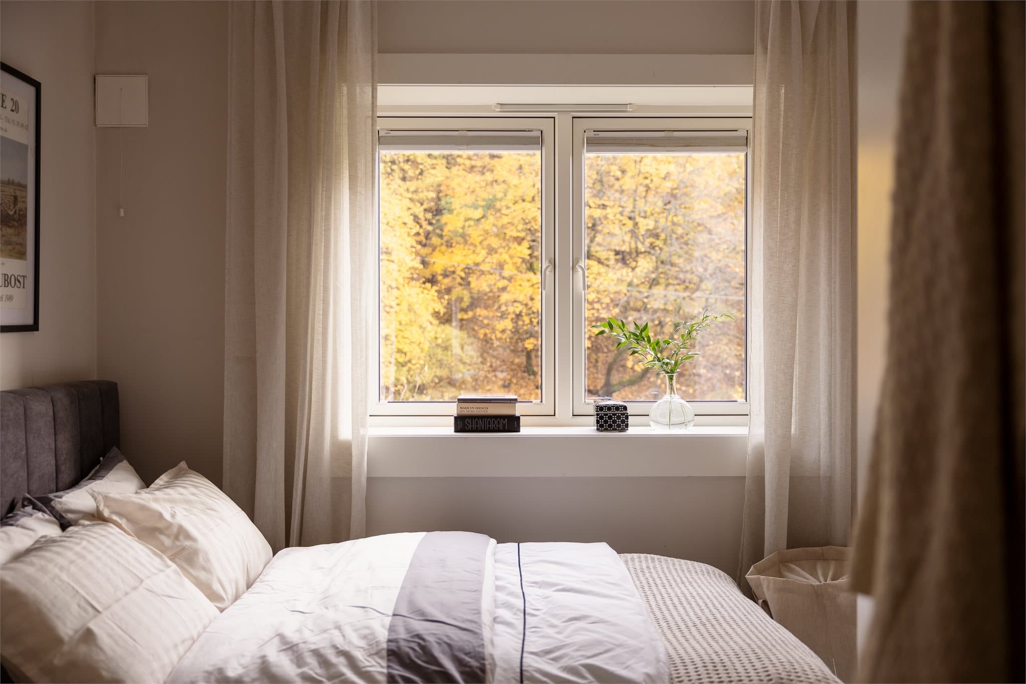 Også her er det plass til dobbeltseng og garderobeskap som følger med.