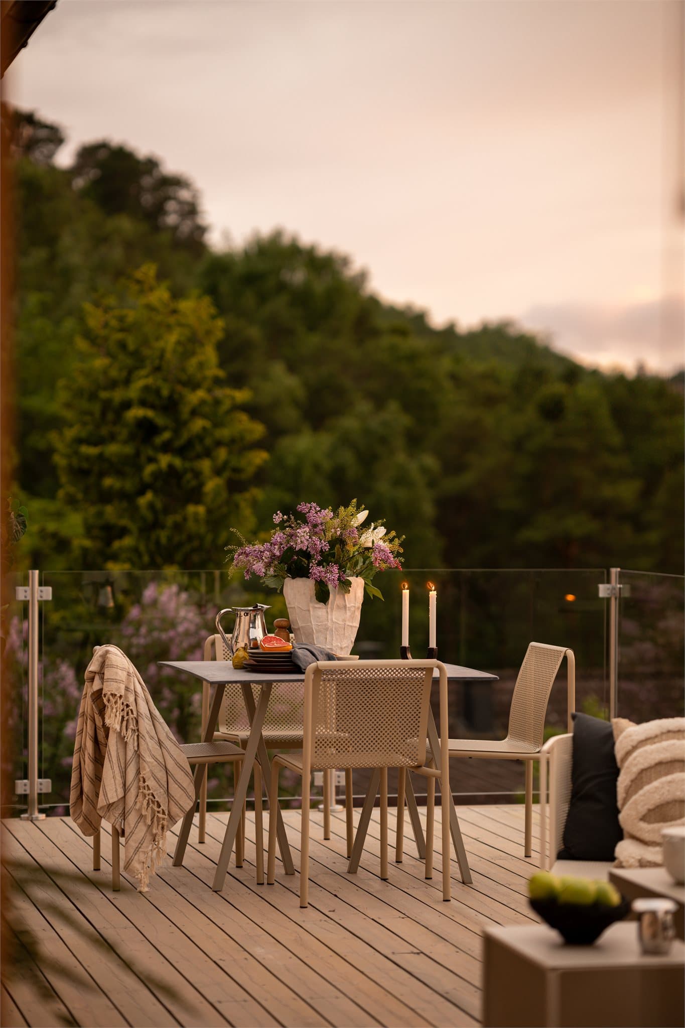 Her ligger alt til rette for hyggelige grillkvelder og lange sommerkvelder under åpen himmel.