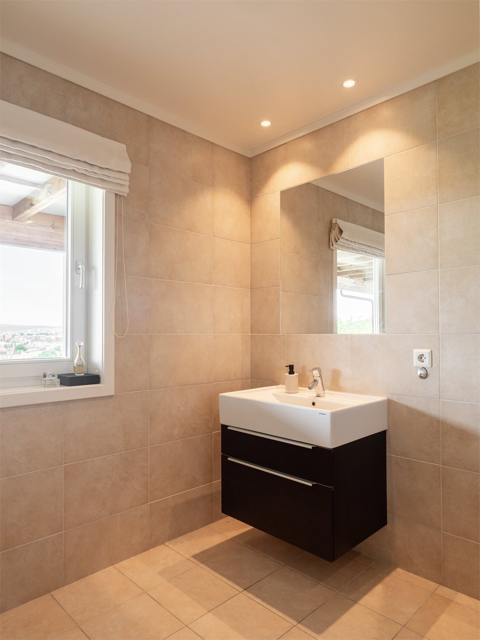 På badet i underetasjen ble termostat, dimmer og downlights skiftet i 2025.