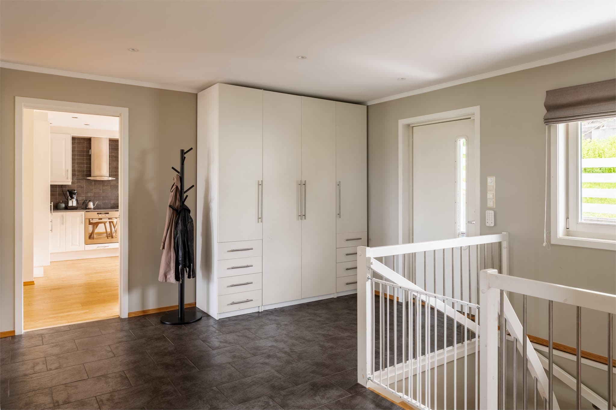 Stor entré med en romslig garderobe og plass til hele familiens yttertøy.