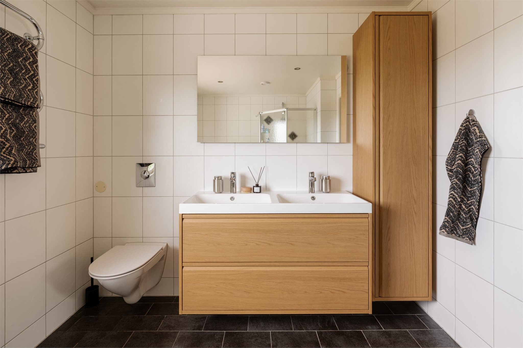 Badet i hovedetasjen fikk ny servant, speil og baderomsinnredning i 2026.