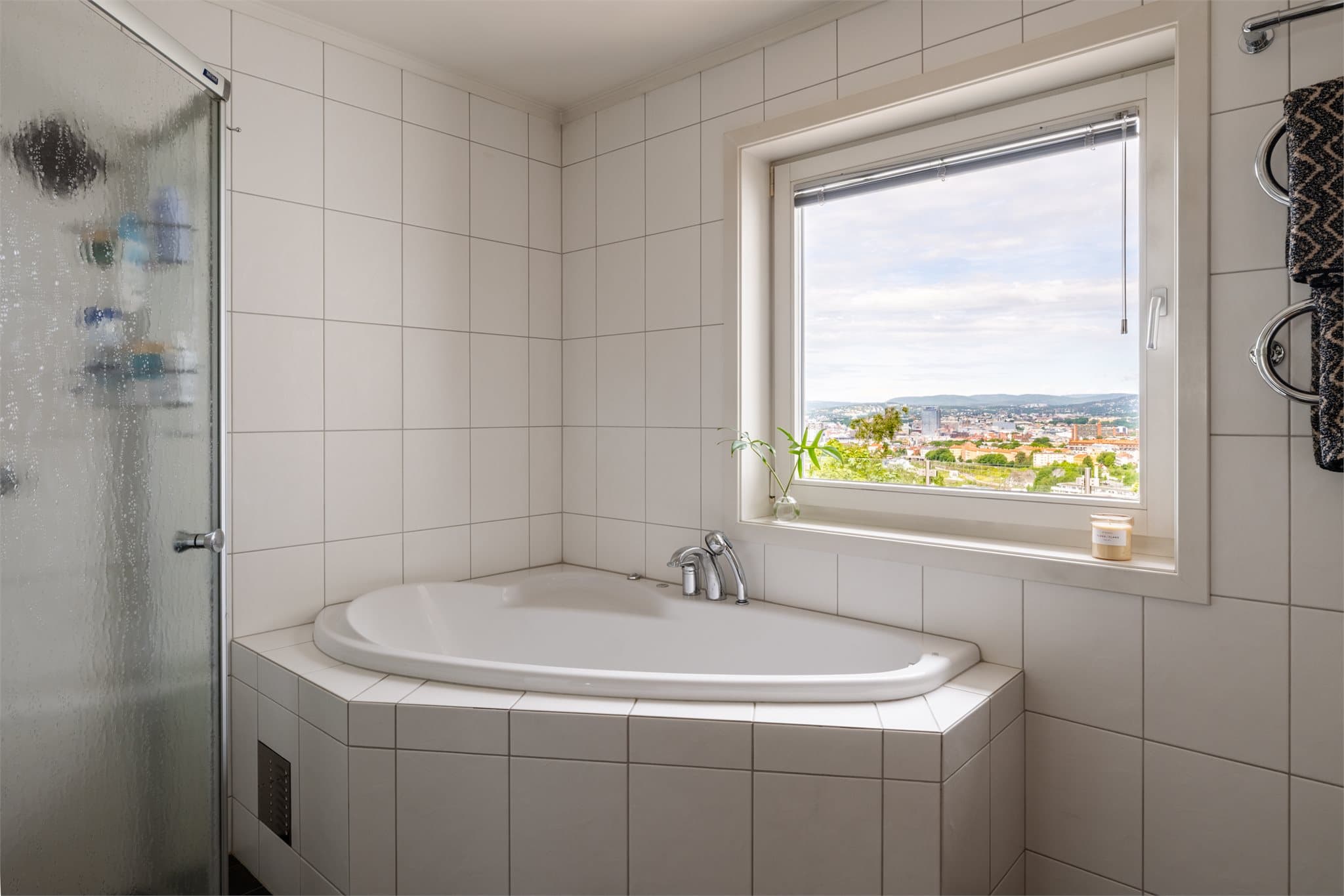 Badet kombinerer funksjonelle løsninger med komfortable kvaliteter.