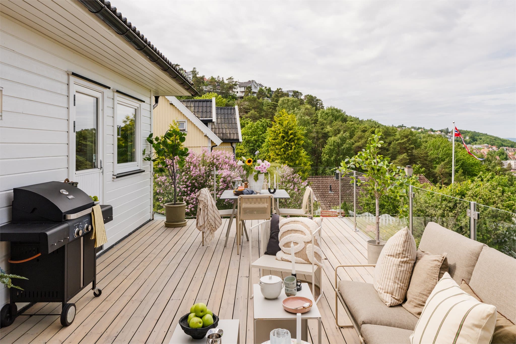 Her er det god plass til både spisegruppe, loungemøbler og sommerens grillkvelder.