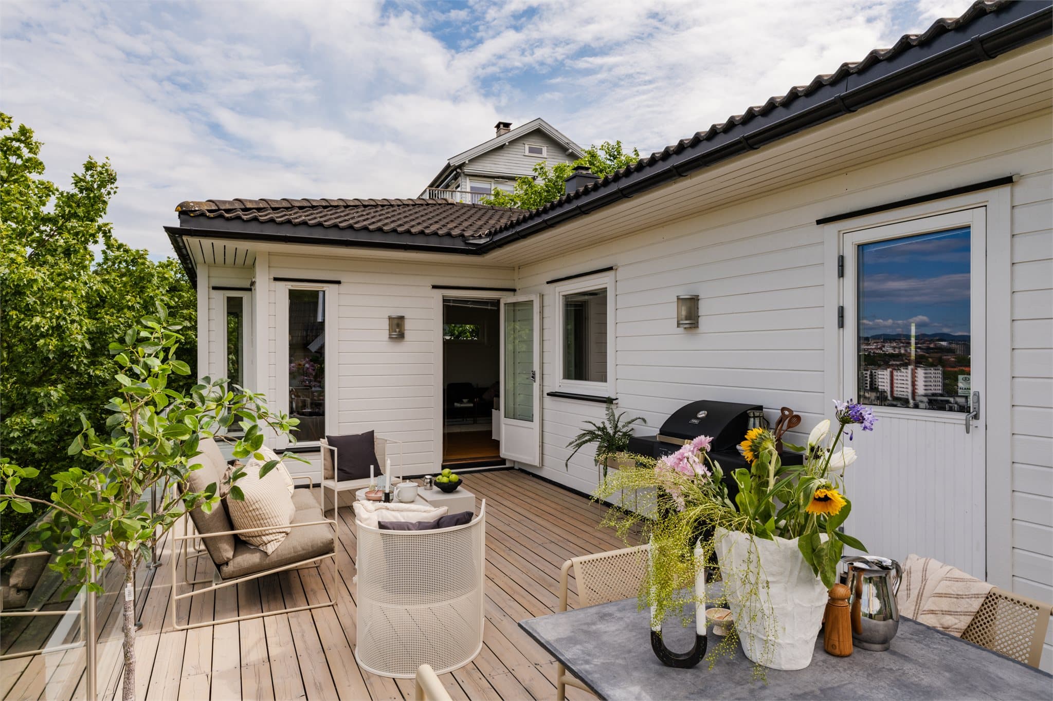 Terrassegulvet bidrar til et helhetlig og velstelt uttrykk på uteområdet.