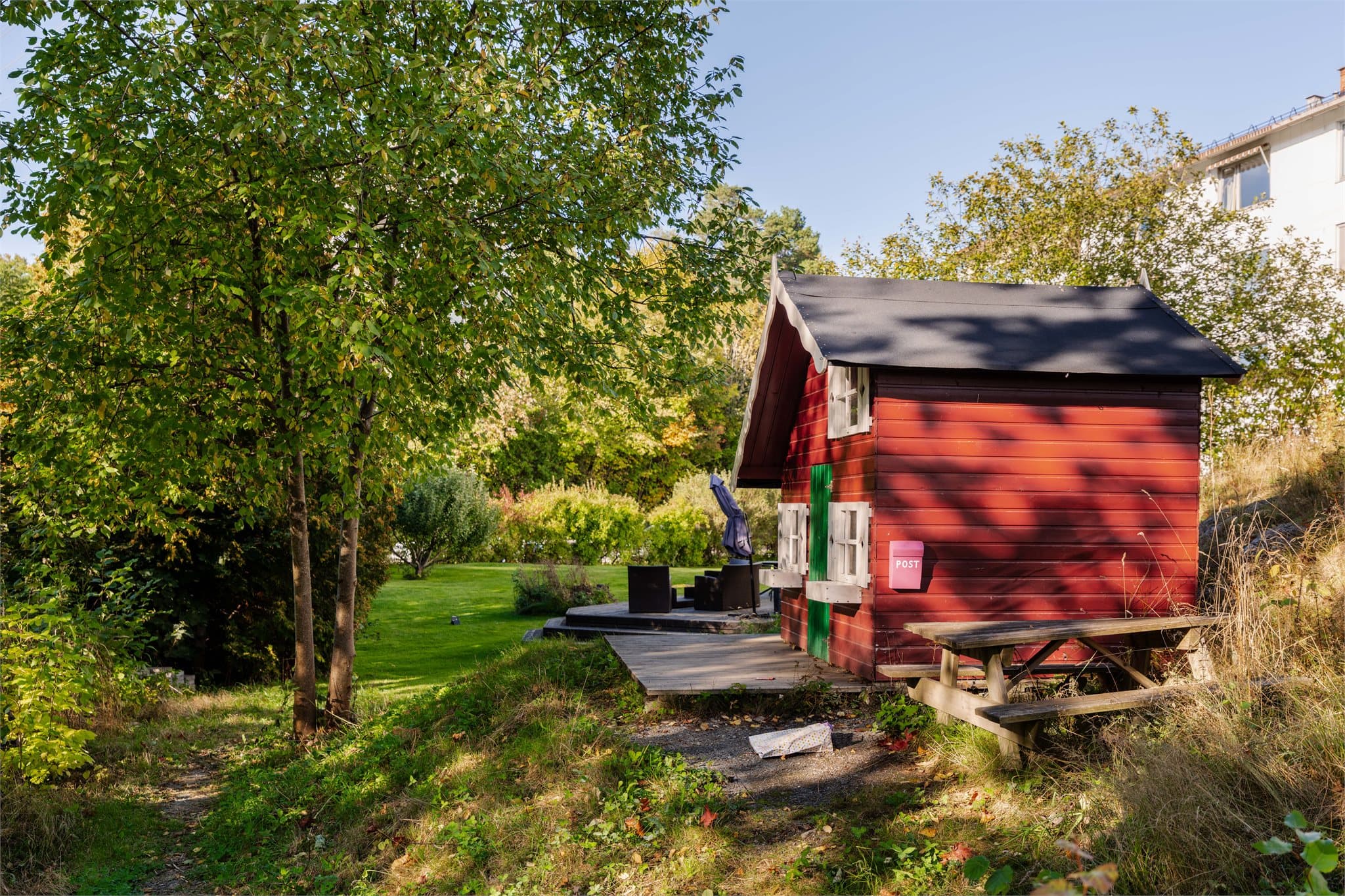 Uteområdene er velholdte og pent opparbeidet med grønne omgivelser og idyllisk preg.