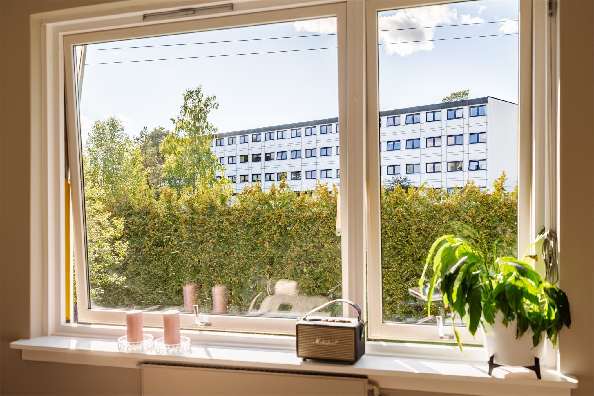 Store vindusflater slipper inn rikelig med naturlig lys og bidrar til en lys og luftig atmosfære.