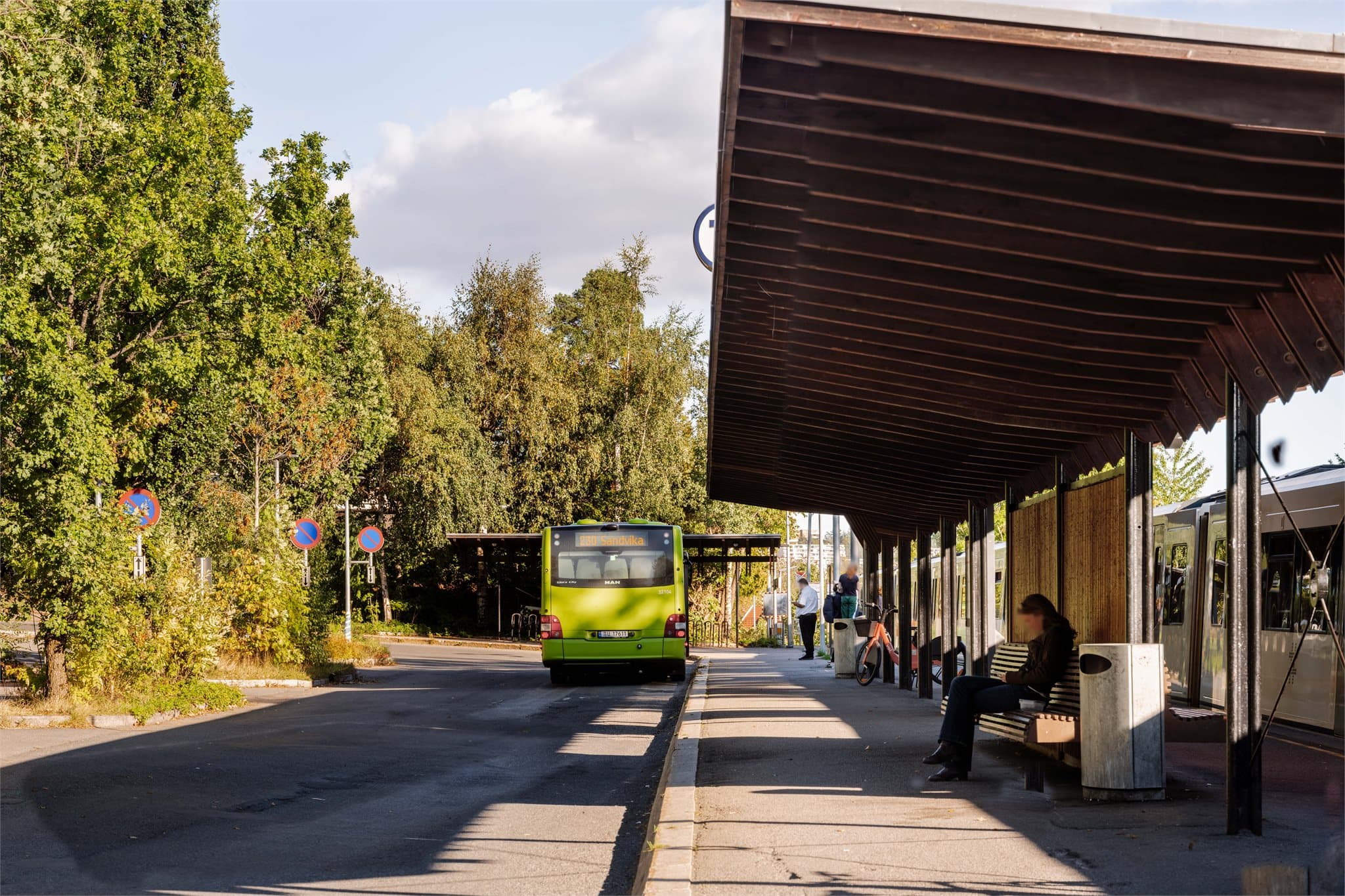 Østerås T-bane kun 5 minutter gange unna leiligheten. Med T-bane tar det ca. 15 minutter til Majorstuen.