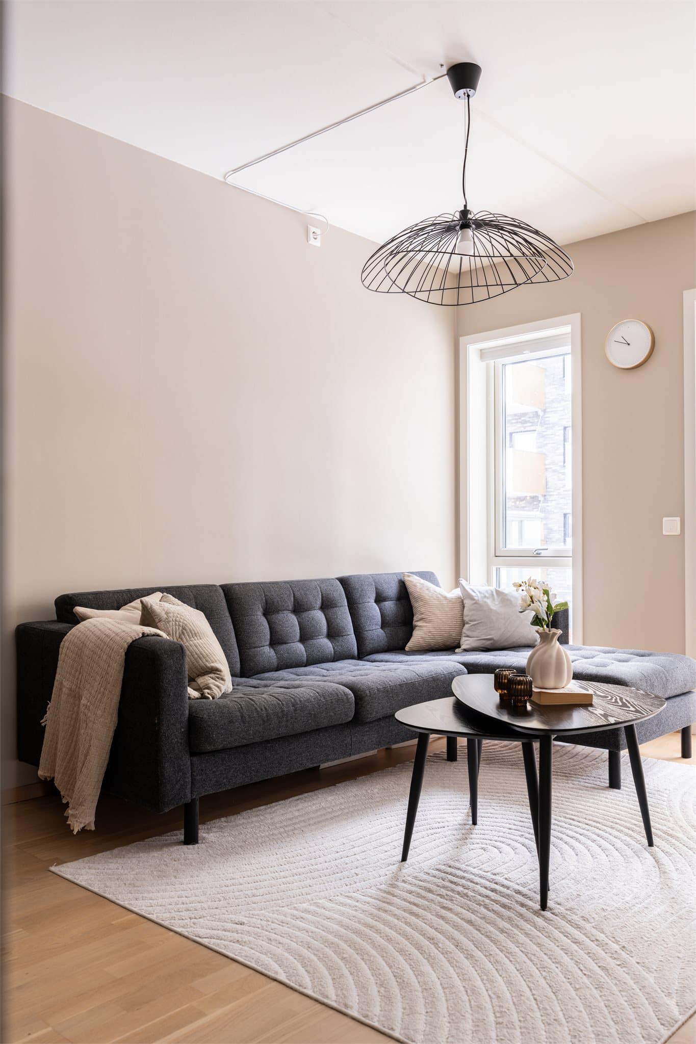 Leiligheten har en svært effektiv planløsning og består av entré, stue med kjøkken i åpen løsning, to gode soverom, et moderne bad samt innvendig bod på hoved soverommet.