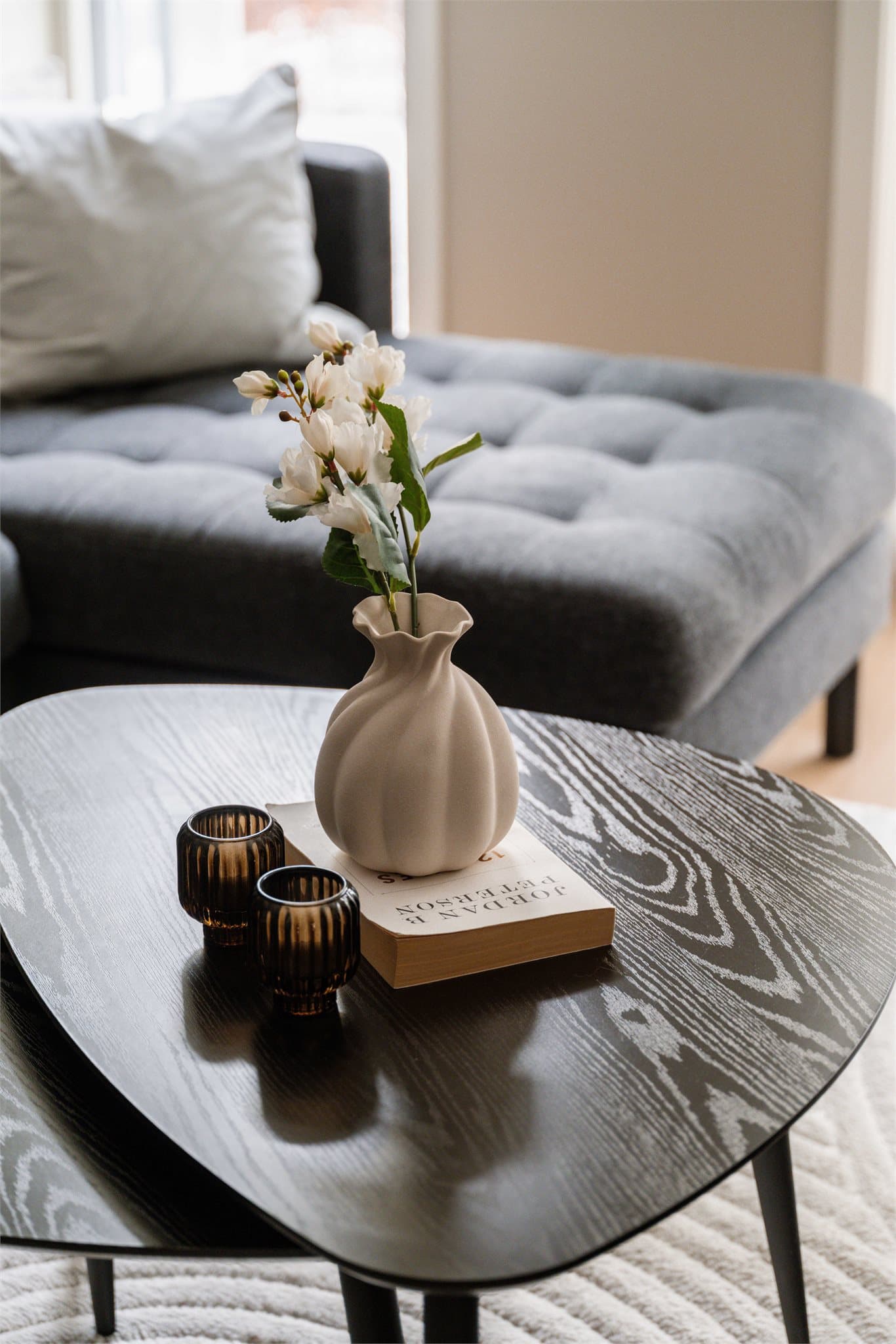 Boligen oppleves luftig og moderne, med en praktisk inndeling som gjør det enkelt å trives.