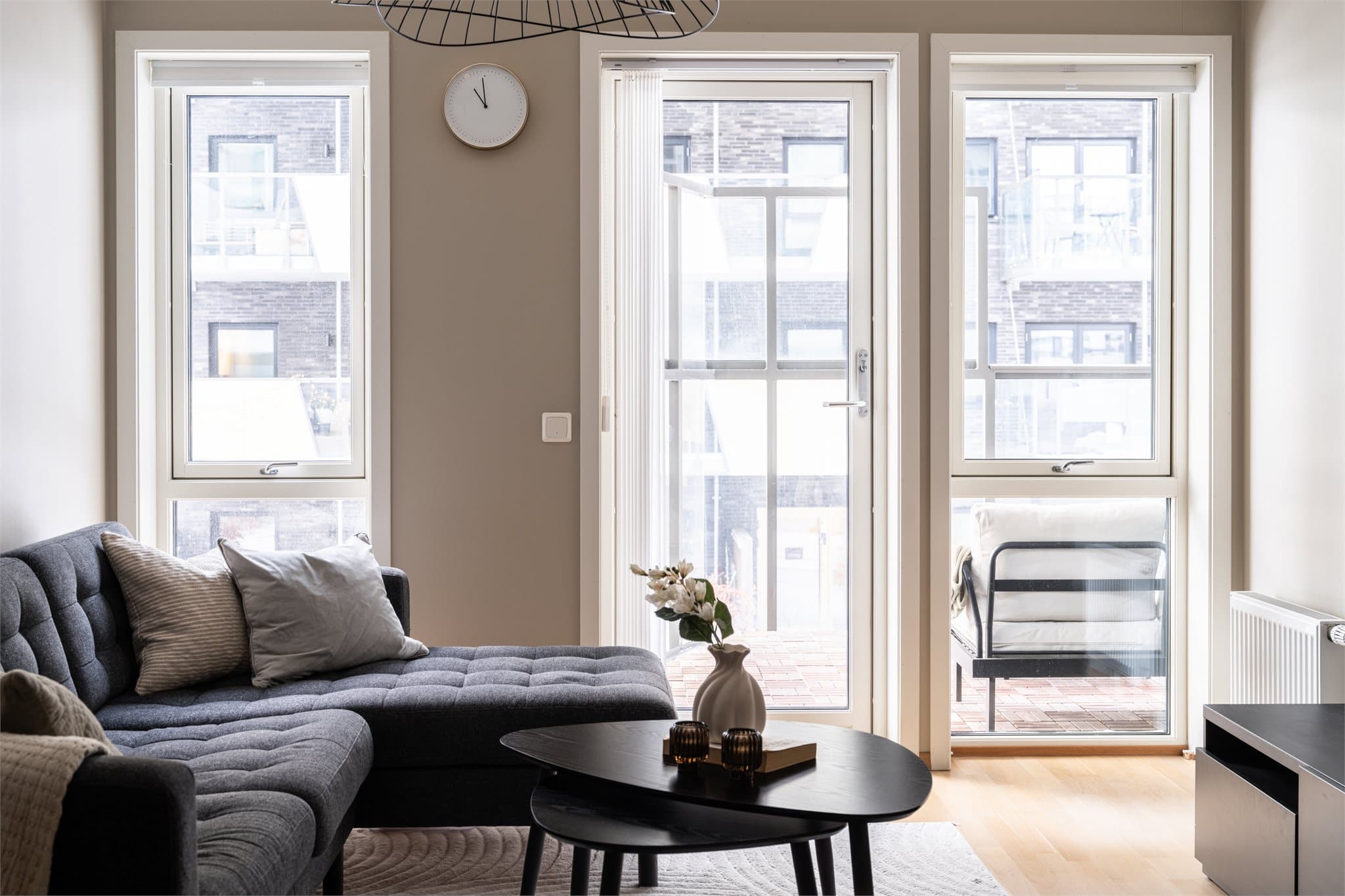 ra stuen er det utgang til en fantastisk sydvestvendt balkong på hele 10 kvm.