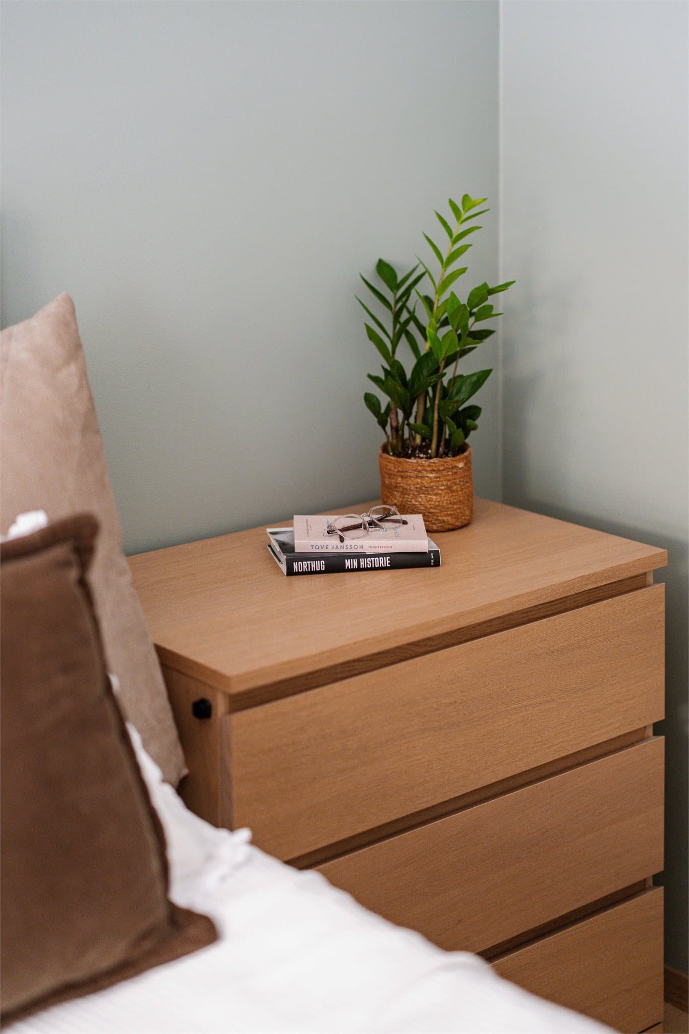 Her er det ikke de klassiske nattbordene, men en kommode med god oppbevaringsplass! Smart- og stilfullt.