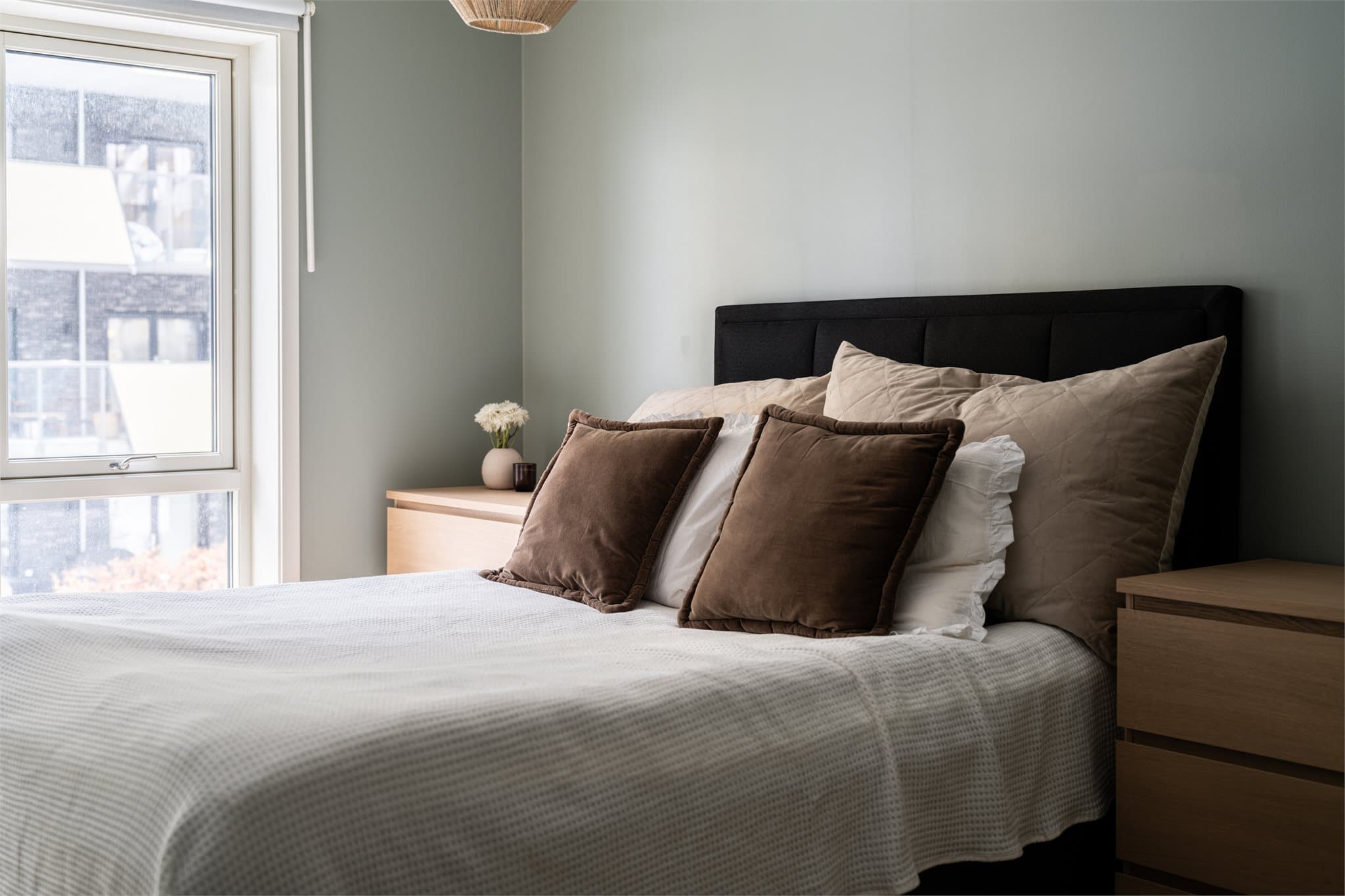 Her får du en god natts søvn i en behagelig atmosfære med elegante farger og store vindusflater som gir en luftig følelse.