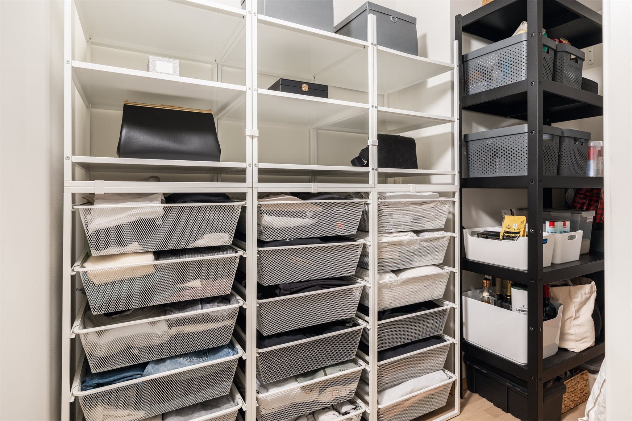 Eierne sier ja takk, begge deler! Her er boden smart utnyttet og kombinerer oppbevaring av både klær og tilbehør med tørrvarer og annet utstyr.