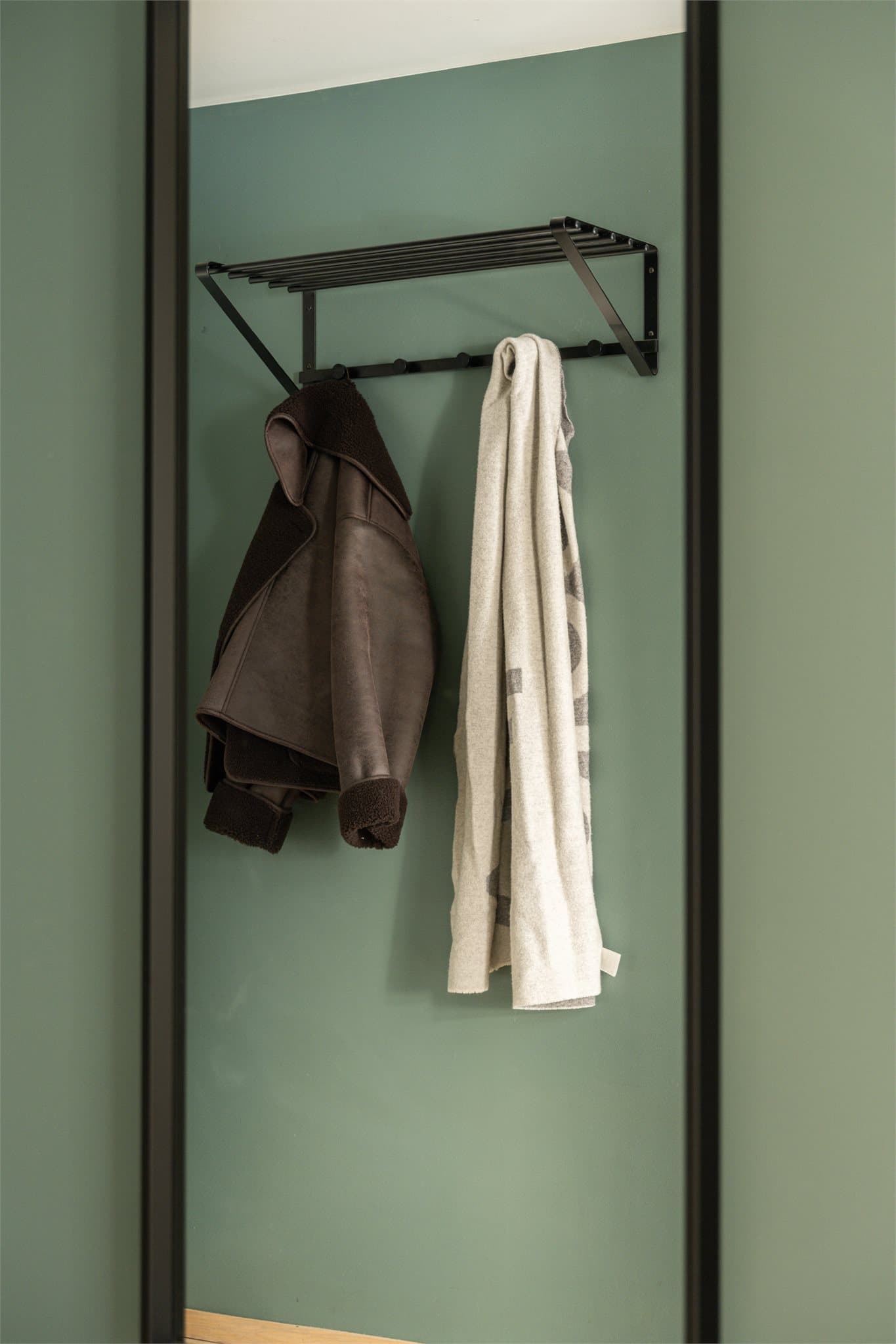 Praktisk og stilren entré med god plass til klesoppheng og speil. Herfra har du et flott utsyn videre inn i den lyse leiligheten.