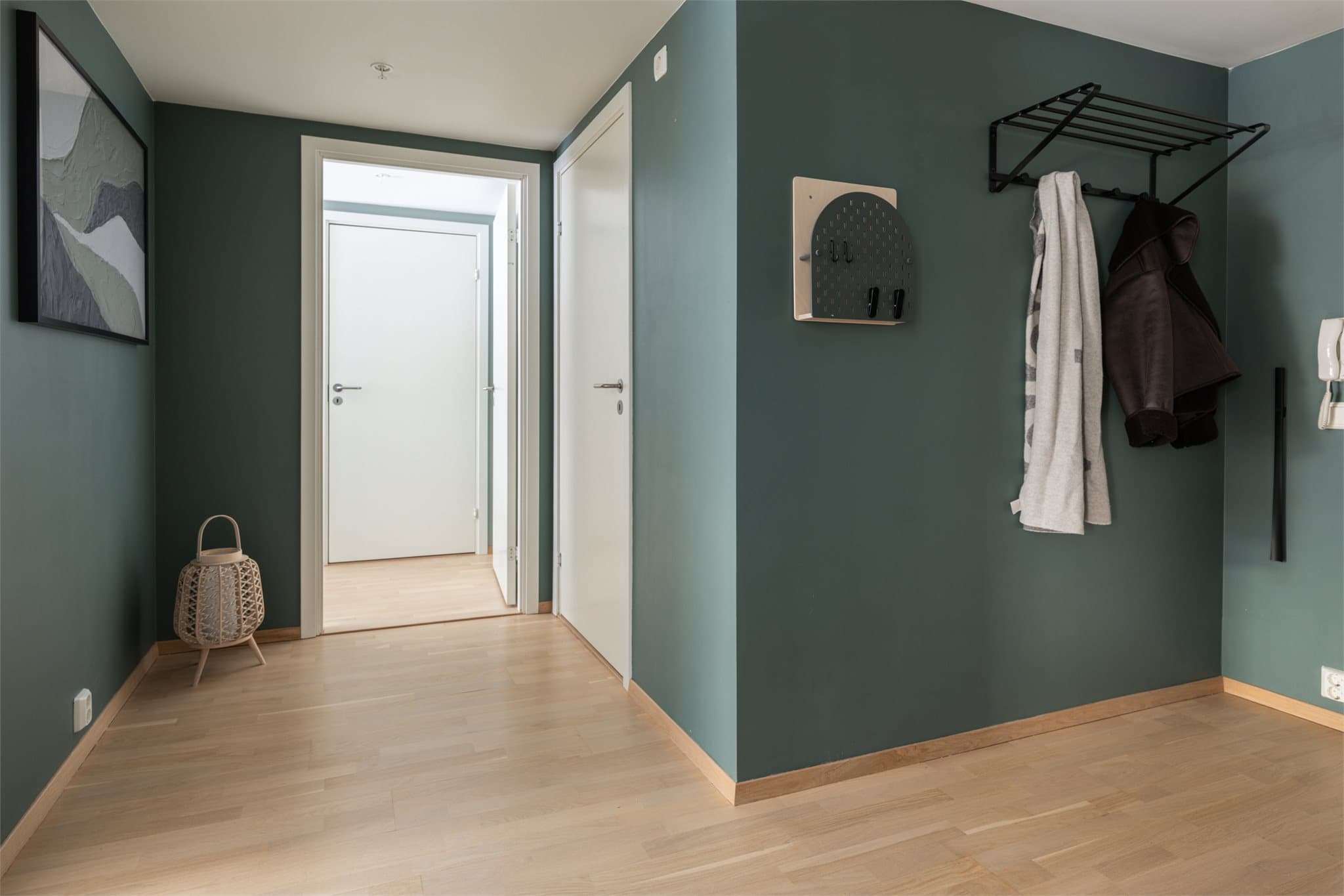 Delikate fargevalg og slipte gulv som strekker seg sømløst i leiligheten.