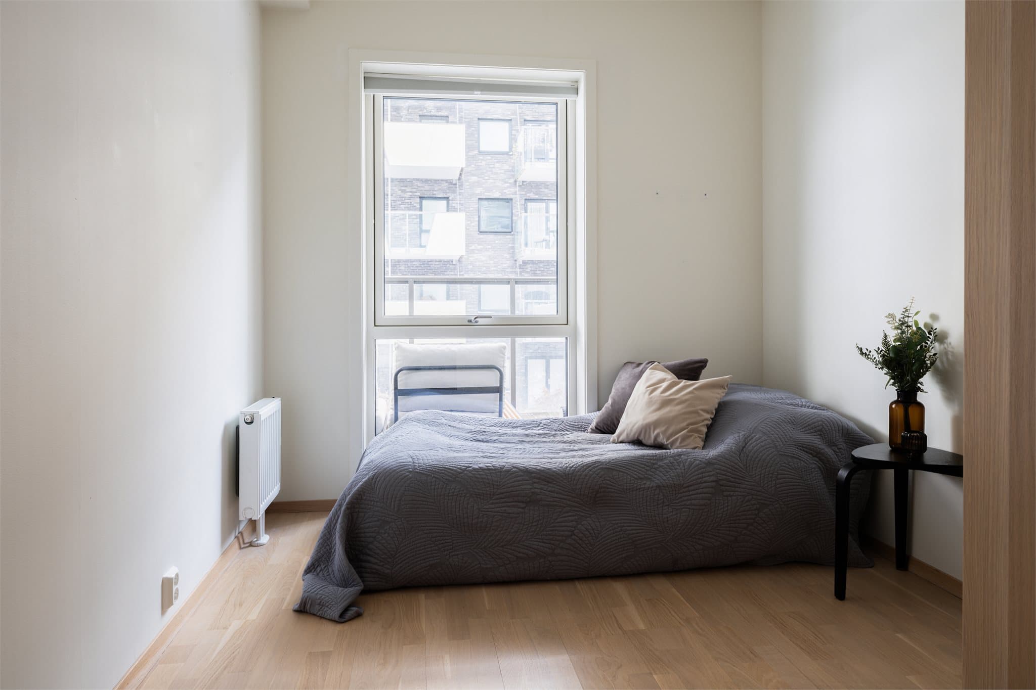 Rommet kan enkelt kan tilpasses dine behov enten det brukes til overnattingsgjester eller som en rolig arbeidsplass hjemme.