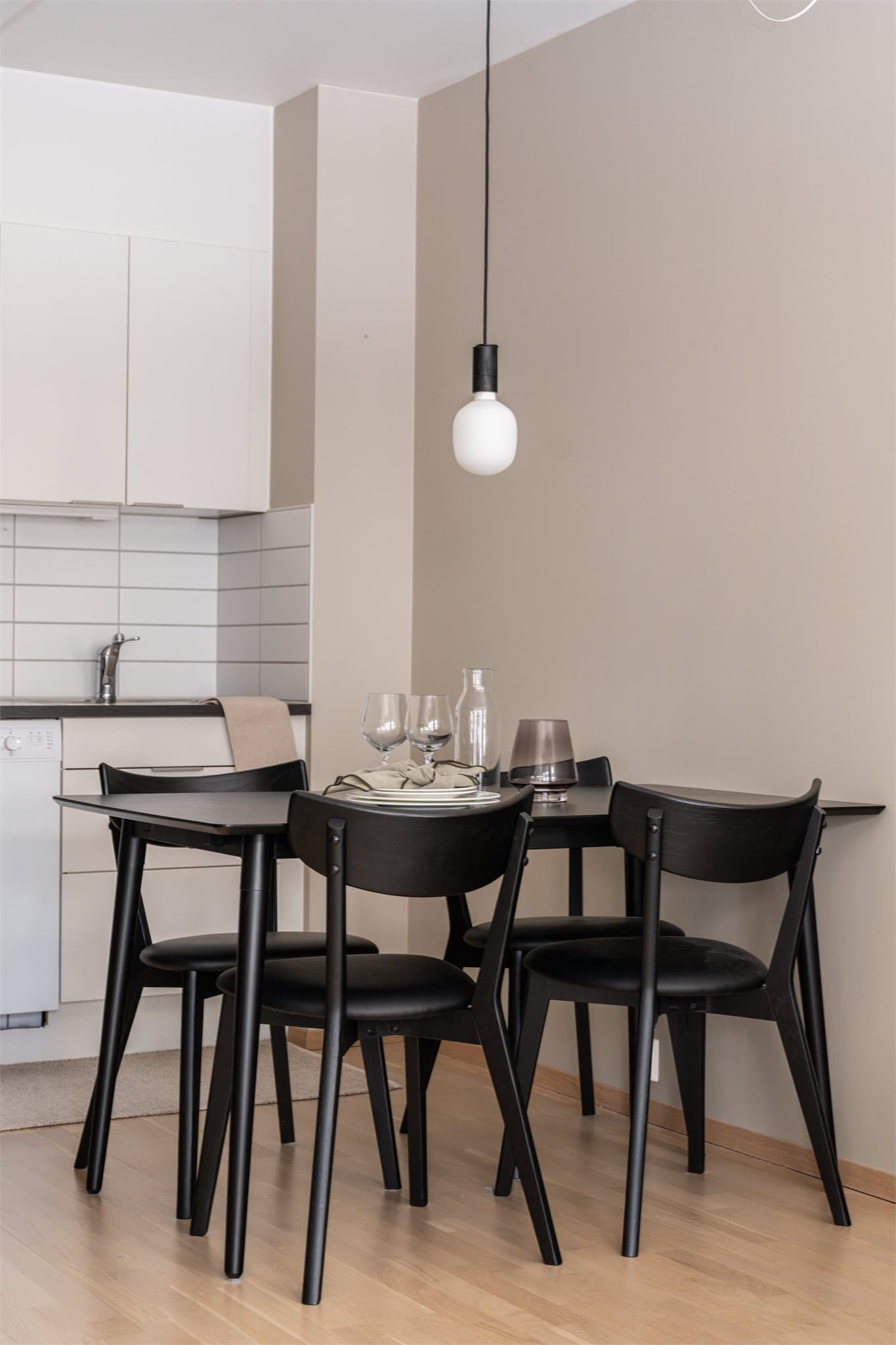 Den sosiale sonen på kjøkkenet har man god plass til spisebord, slik at du kan kokkelere samtidig som du har god kontakt med gjestene.