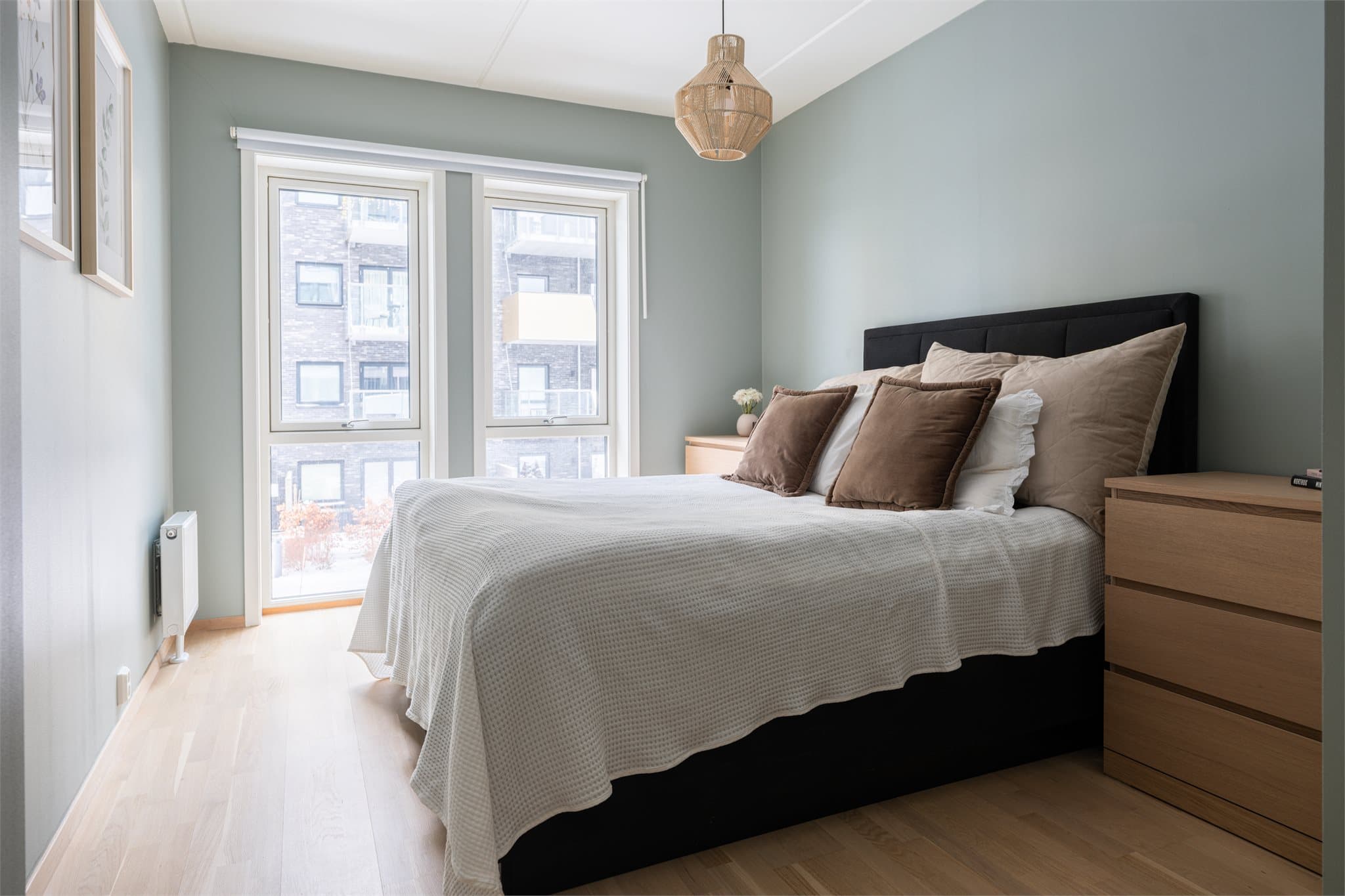 Hoved soverommet er av god størrelse med god plass til dobbeltseng og oppbevaring.